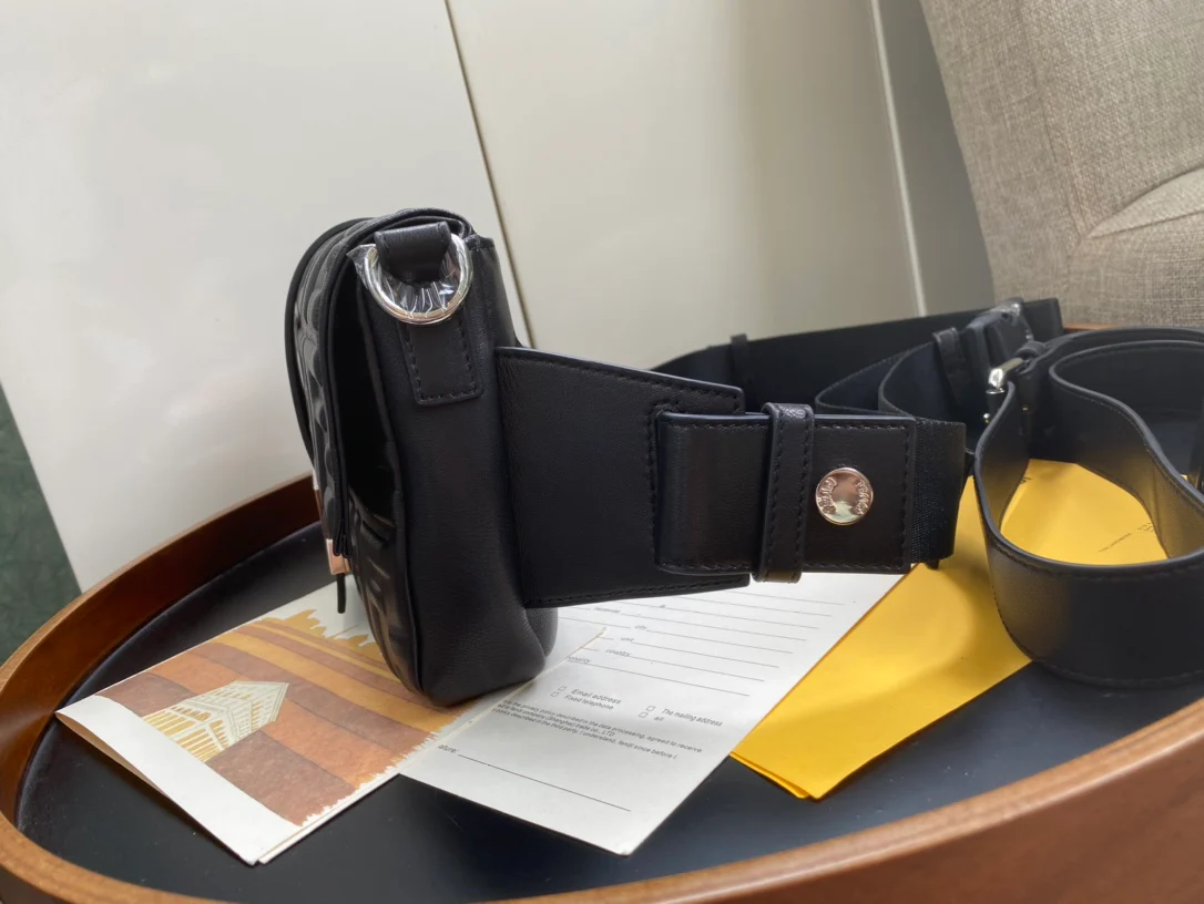 Сумка Fendi Baguette Medium из черной кожи - 2 шт.