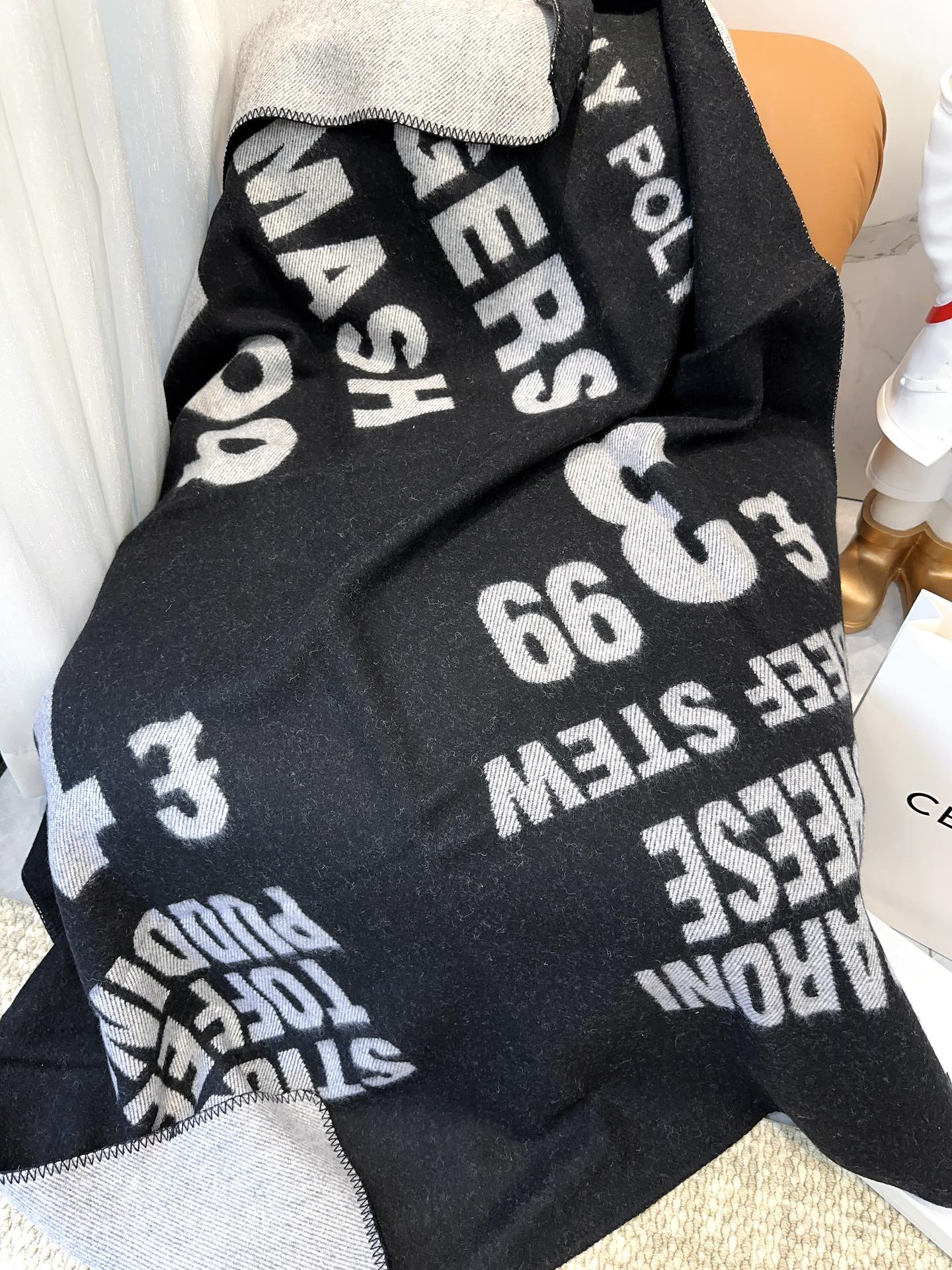 Плед-шаль Celine 2024 в форме текста