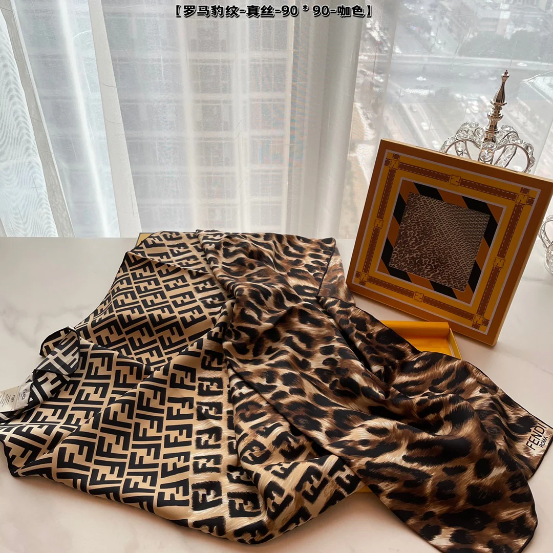 Шелковый шарф Fendi 90 с леопардовым принтом и монограммой, двусторонний.