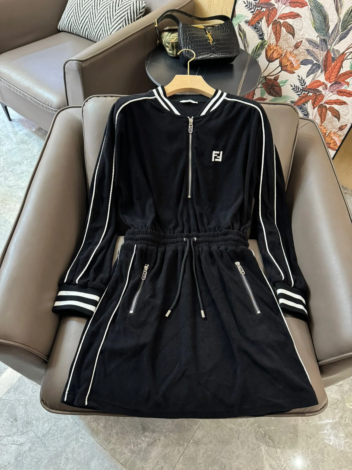 Fendi - 2403 - 24ss Новое бархатное платье с длинными рукавами и вышитой надписью