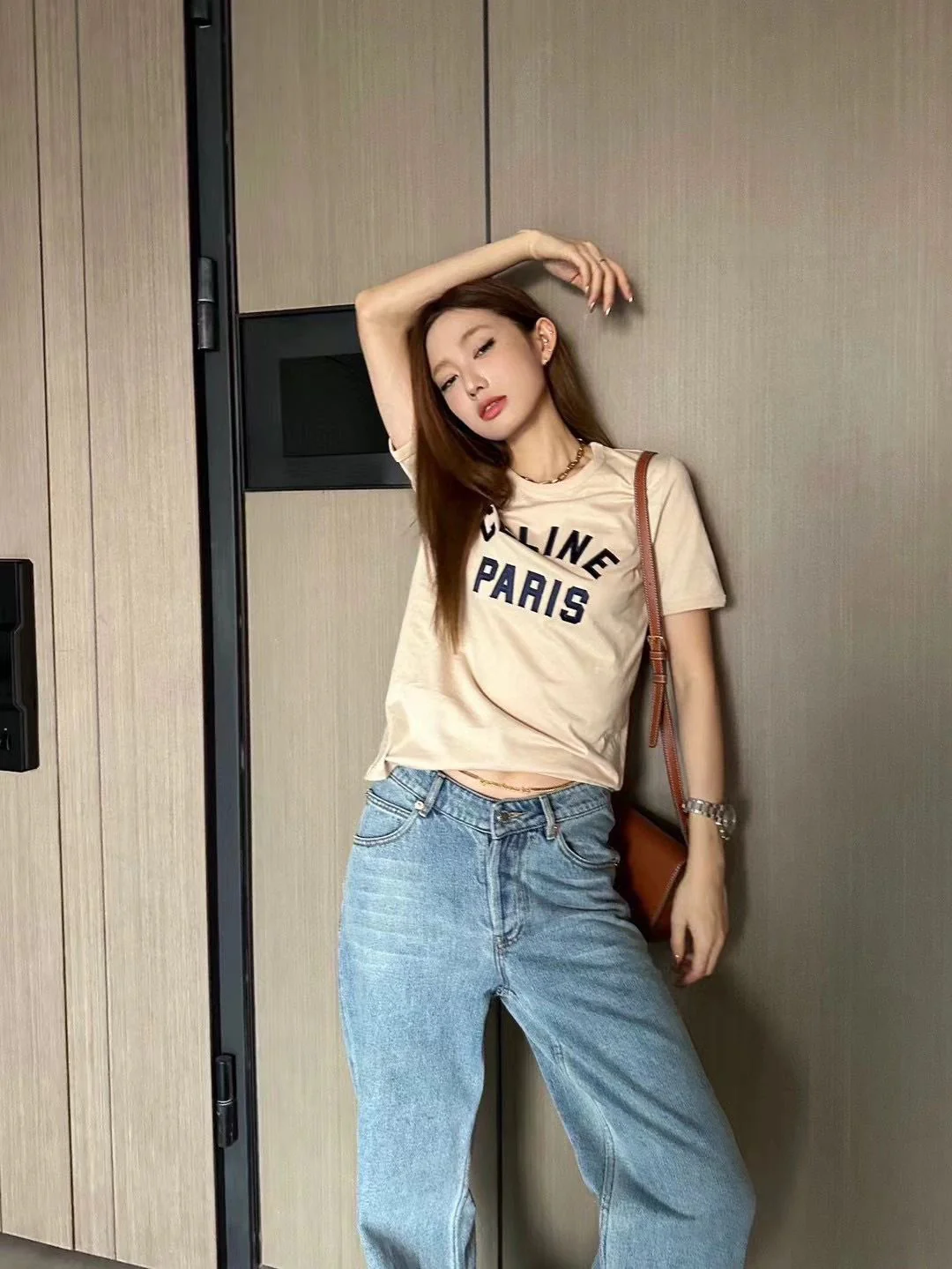 Celine-2403 - Футболка с коротким рукавом и вышитой надписью цвета молочного чая