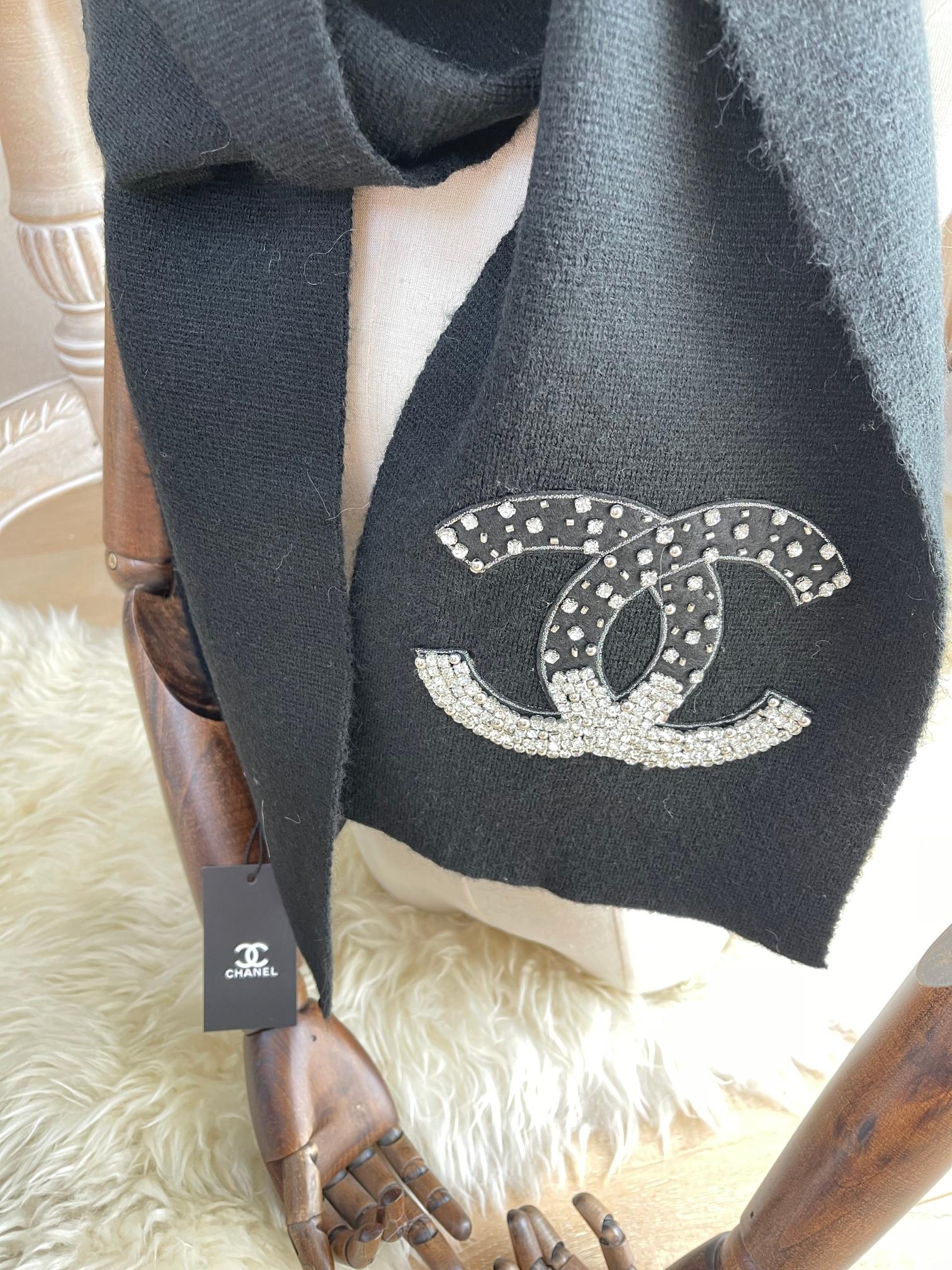 Chanel 22a Hidden Collection - Кашемировый шарф ручной работы, украшенный бриллиантами.