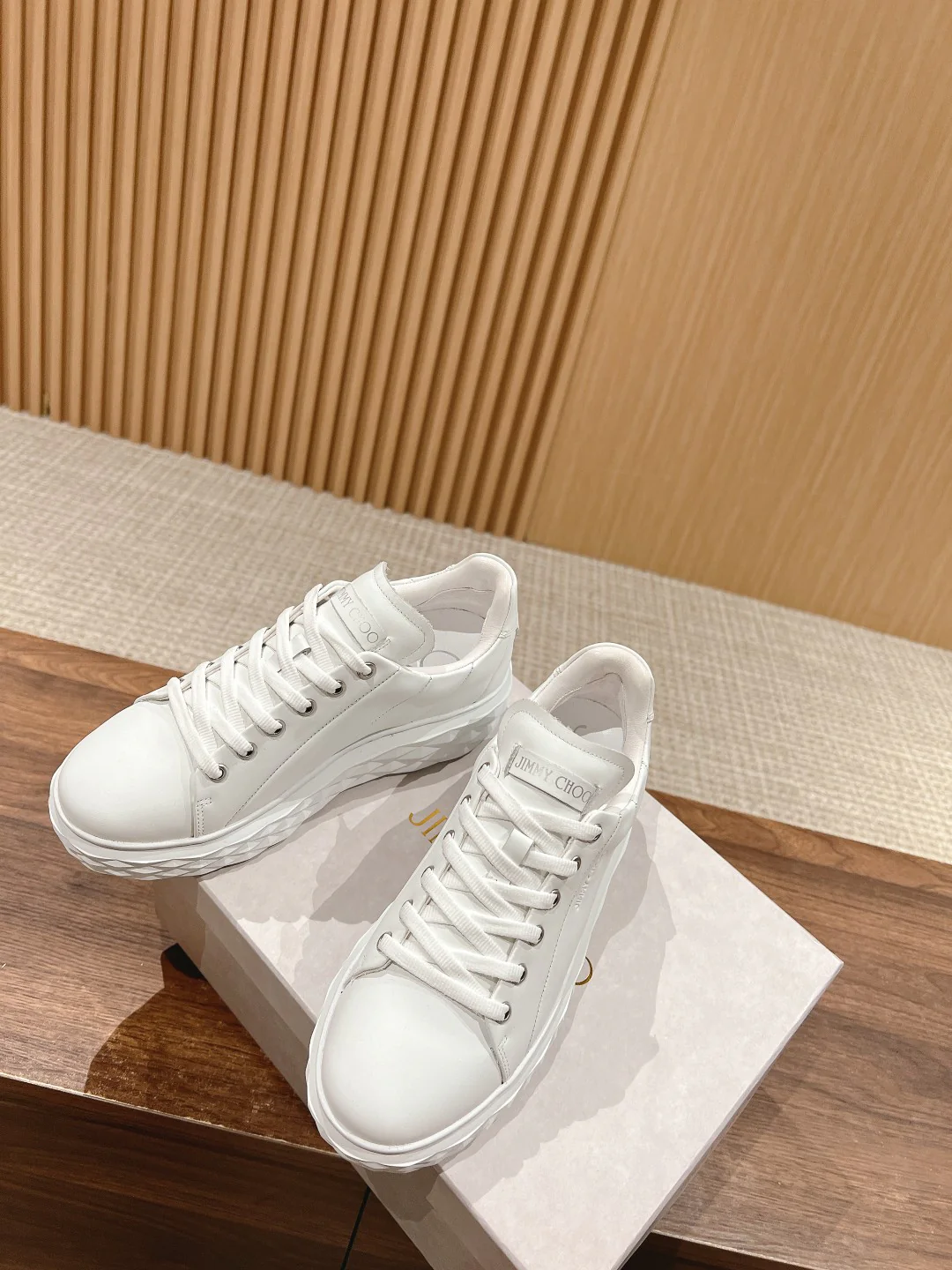 Обувь марки JC - повседневная модель 2024 года - белая.