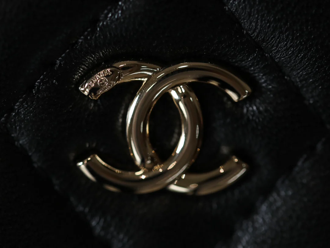 Новые поступления коллекции Chanel весна/лето 2023 - Футбольная коллекция - Длинная коробка с цепочкой и мячом - Черная