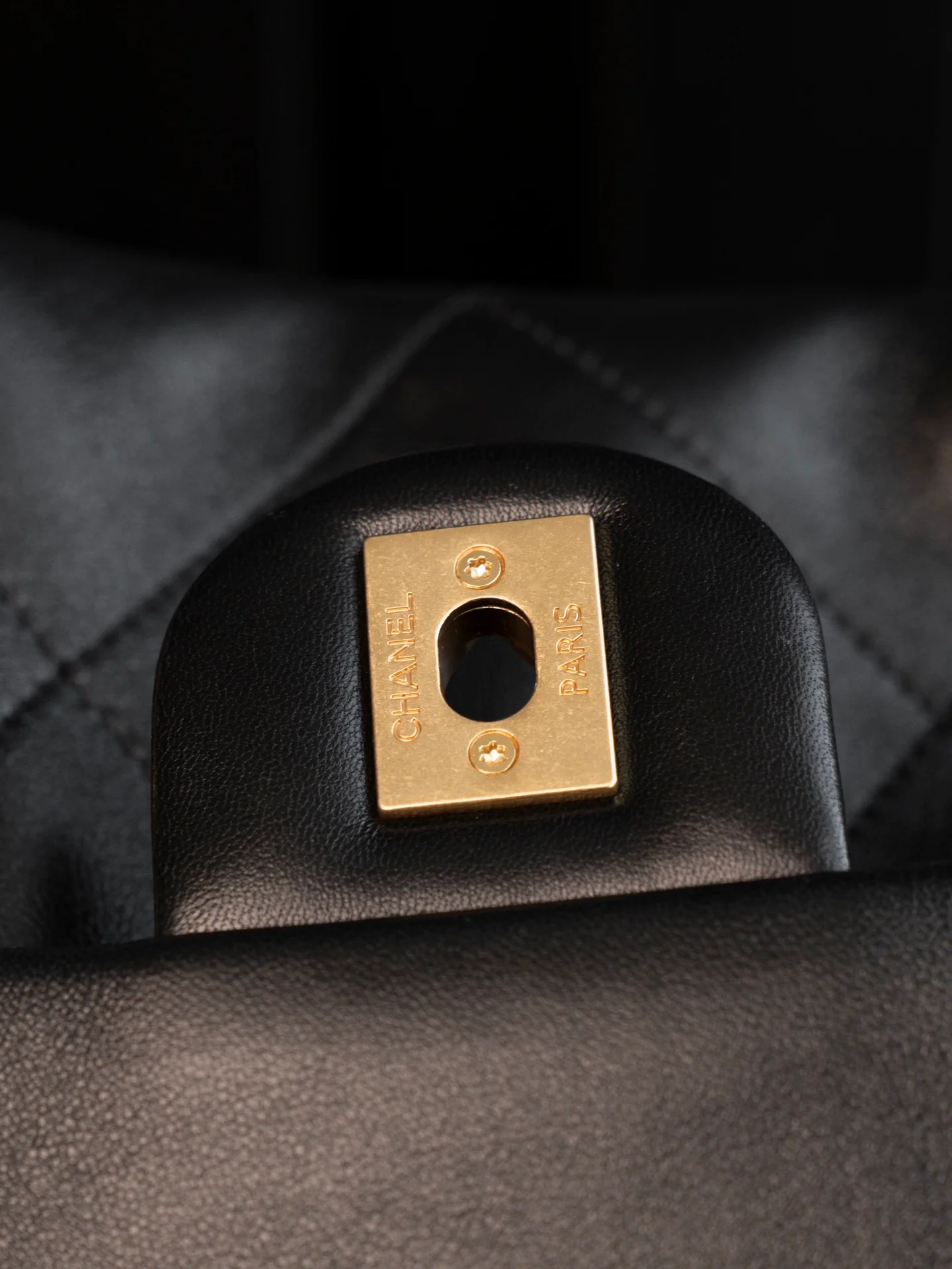 Большая сумка-шоппер Chanel 25c, черно-золотая.