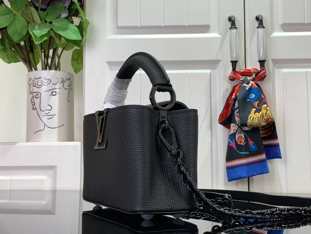 m23955-LV-capucines Сумка/кроссбоди Black Knight - Черная мини-сумка