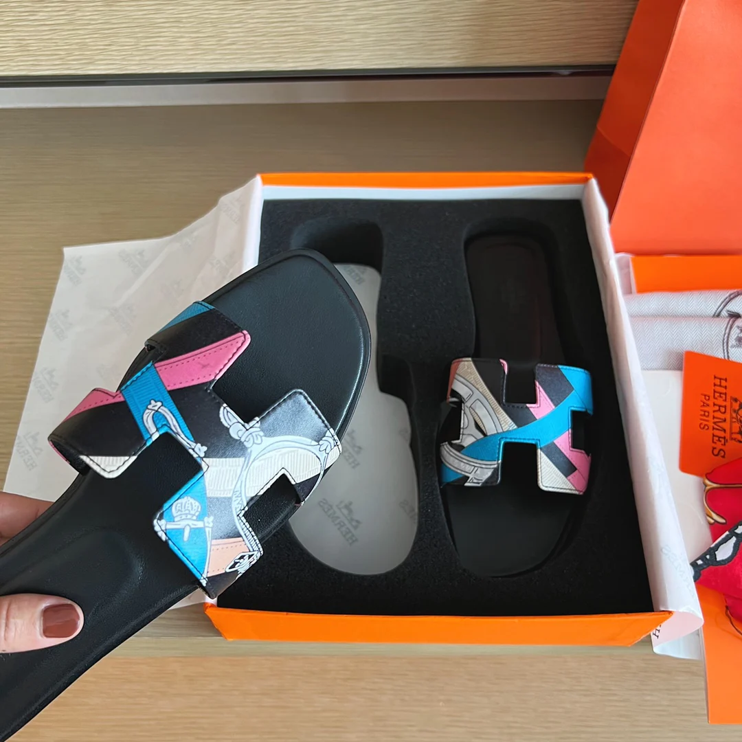 Тапочки Hermes-h на плоской подошве - полностью закрывающая подошву.