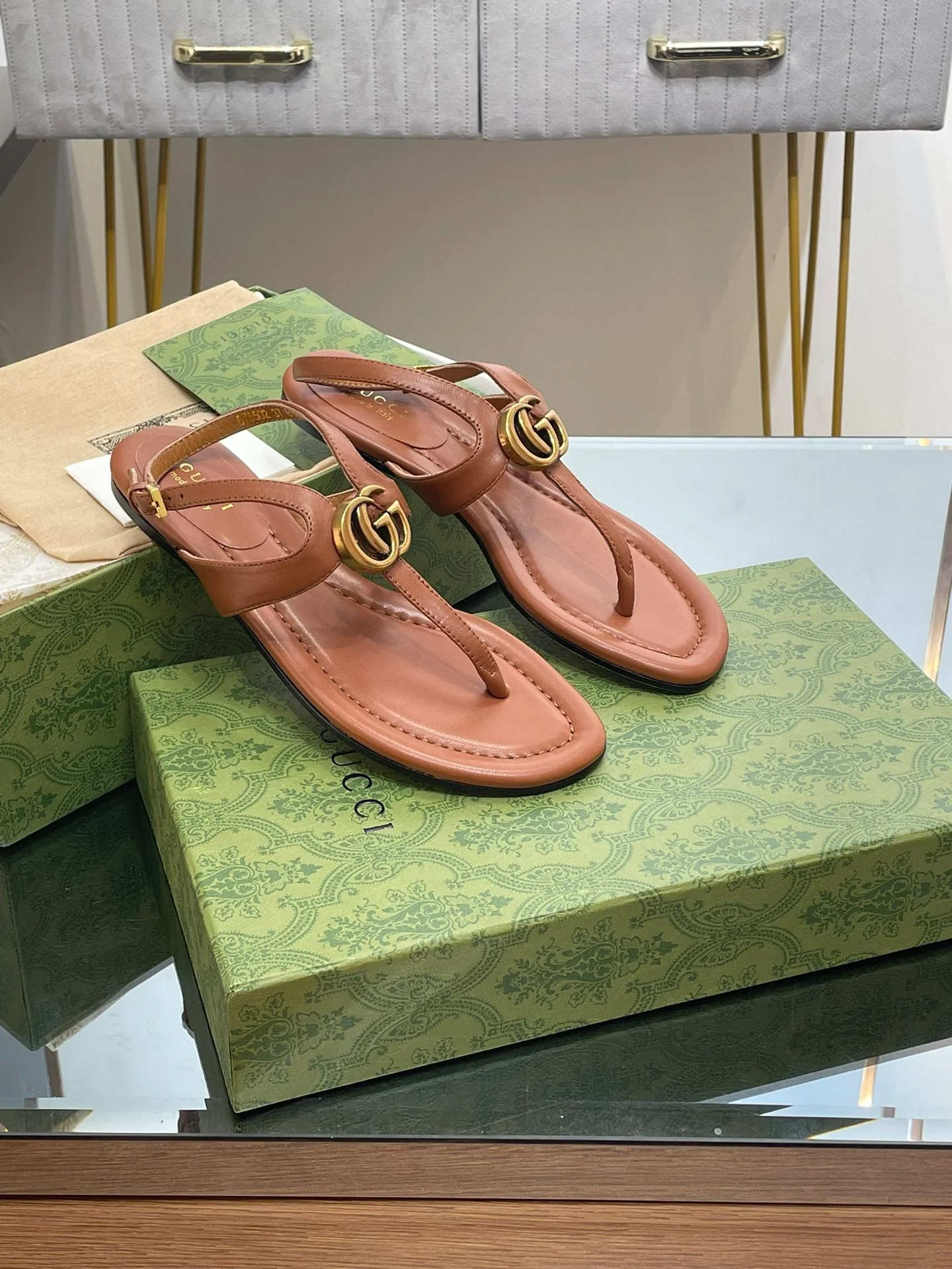 Новинка лета 2023 от Gucci - сандалии-шлепанцы с двойной пряжкой и логотипом Gucci - коричневые.