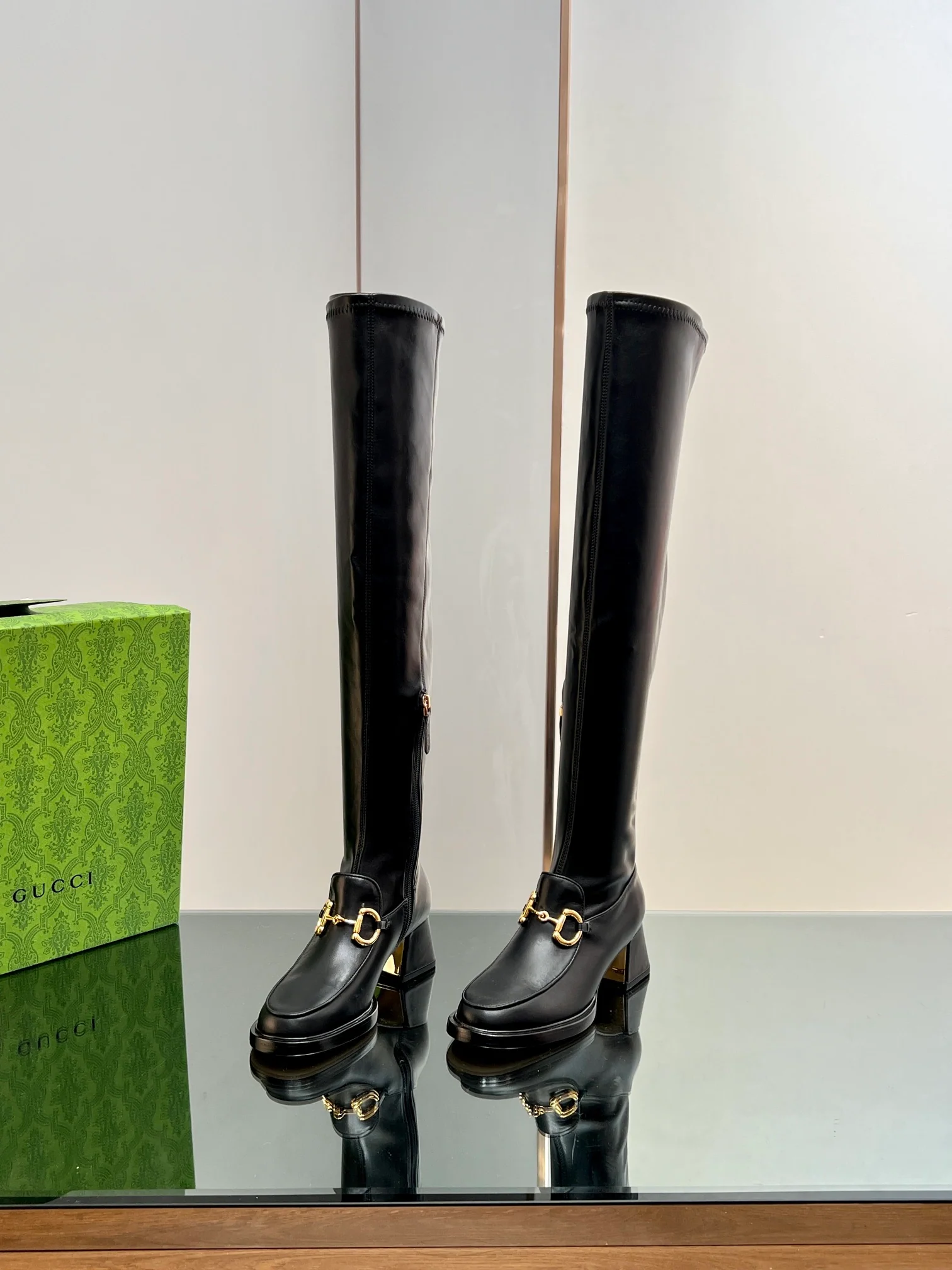 Новинка начала осени 2023 года от Gucci — Эластичные ботфорты с пряжкой ?Конская уздечка? — Черные