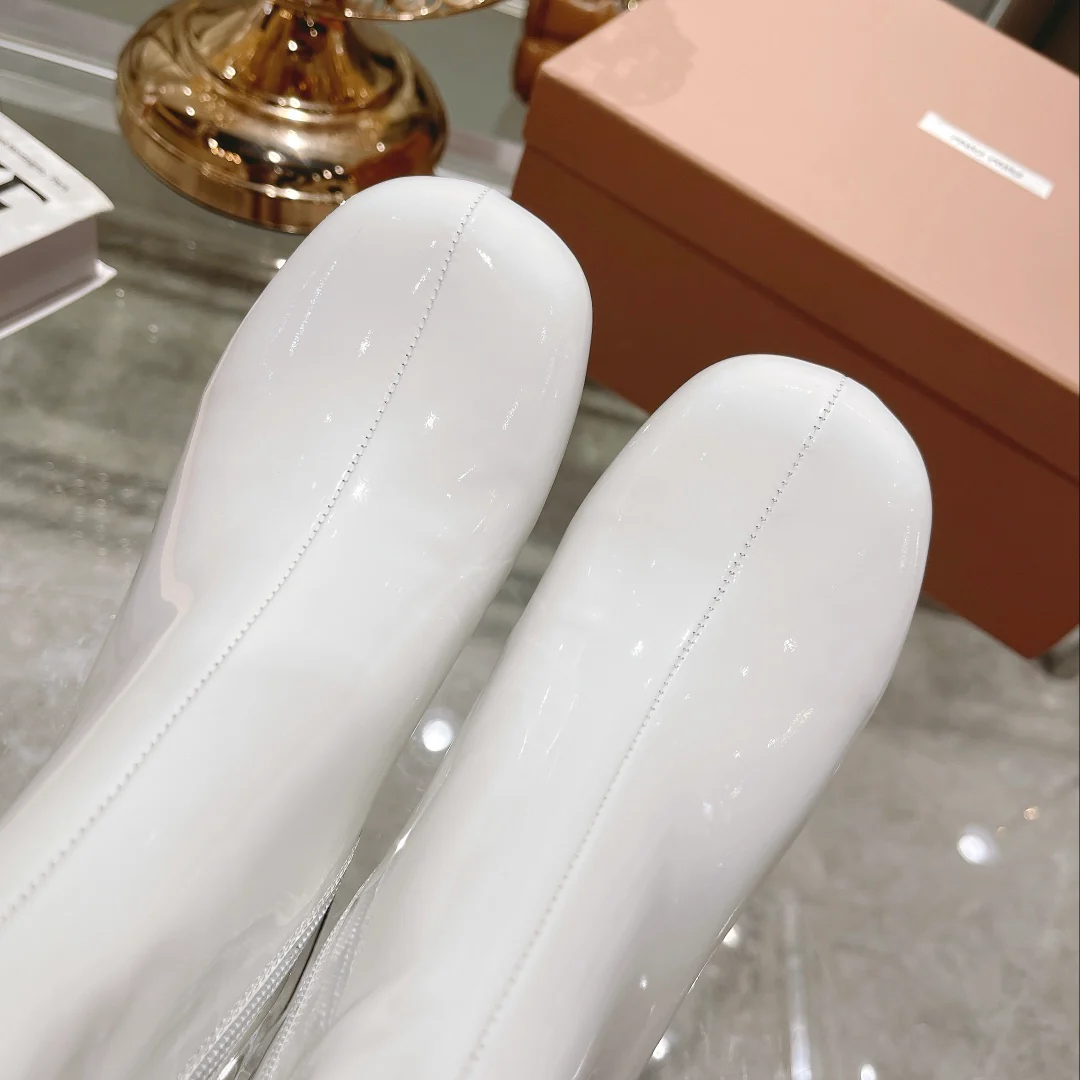 Новинка осенне-зимней коллекции Miu Miu 2022 — Ботинки на массивном каблуке из лакированной кожи — Белые