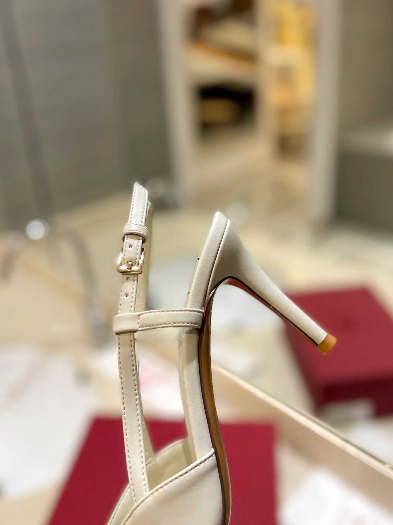 Сандалии Valentino на низком каблуке с хрустальной пряжкой - белые