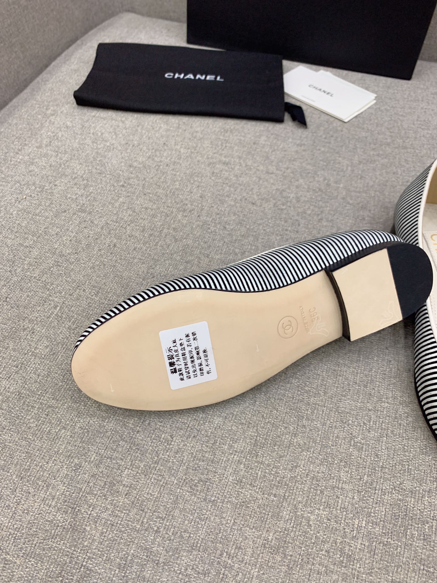 Классические балетки Chanel с двойной пряжкой в ??виде буквы С — в полоску.