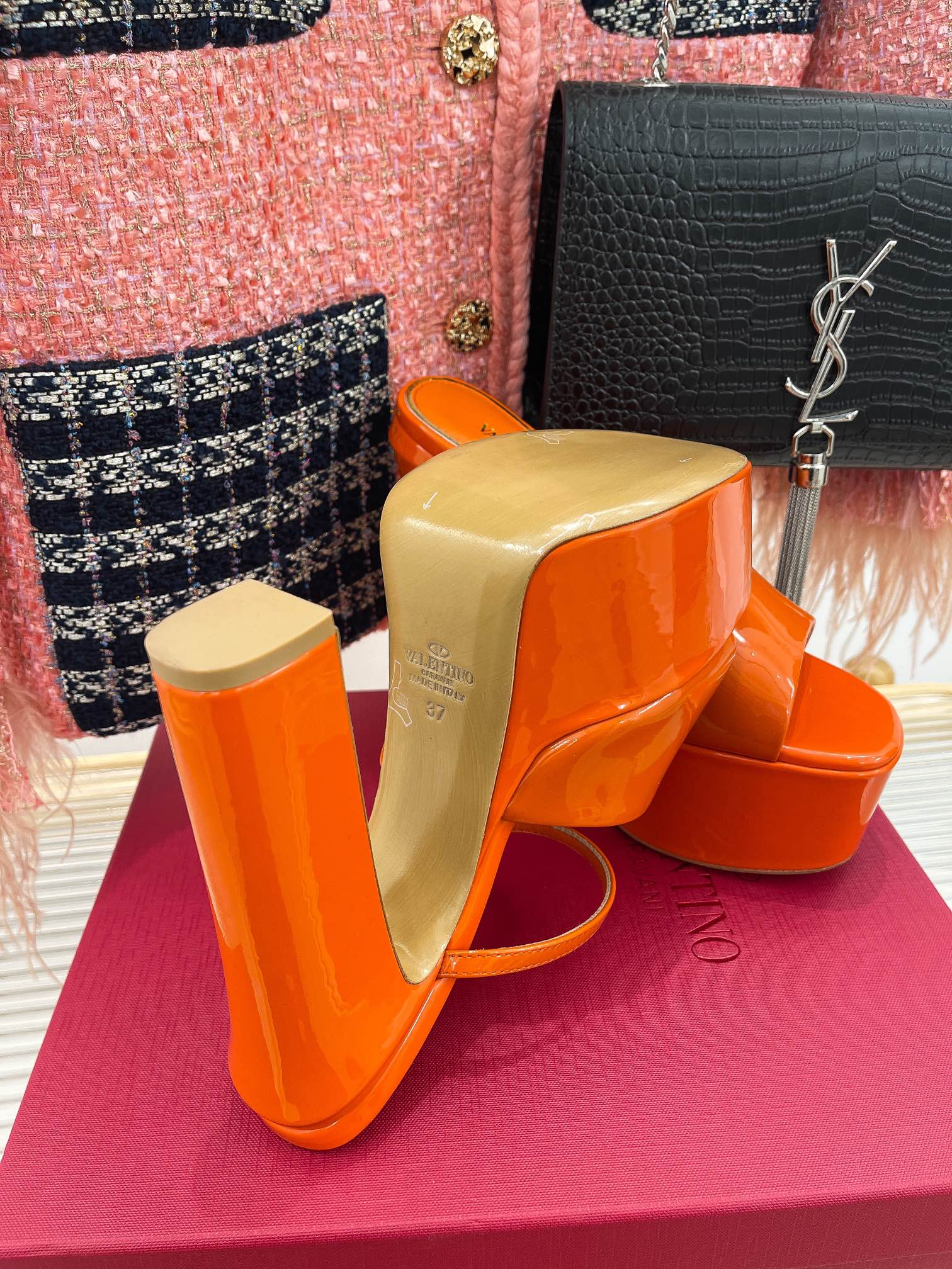 Новинка сезона весна/лето 2023 от Valentino - сандалии на платформе 9 см с открытым носком - 15 см - оранжевые