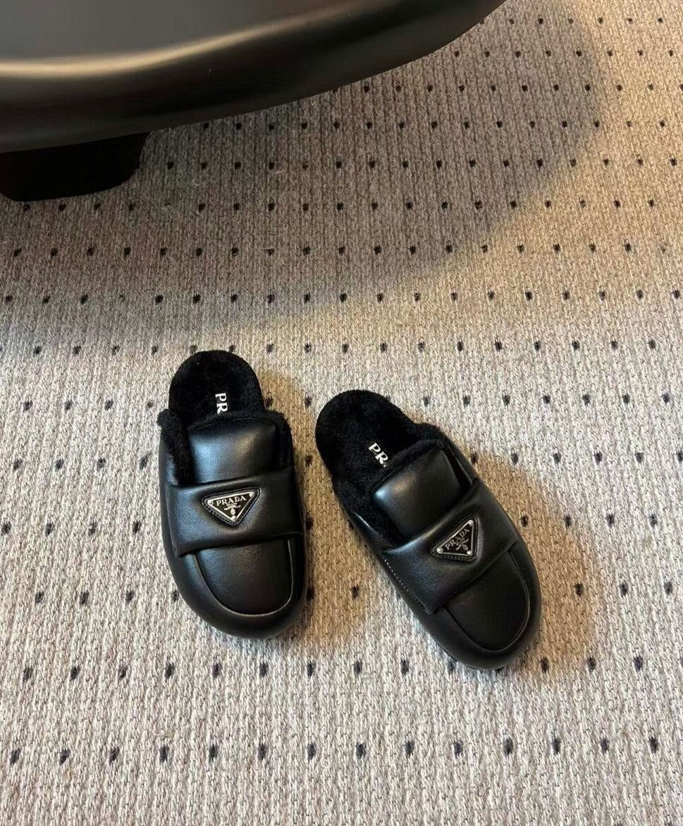 Новинка сезона осень/зима 2023 от Prada - Тапочки с объемным носком из овчины и меха - Черные