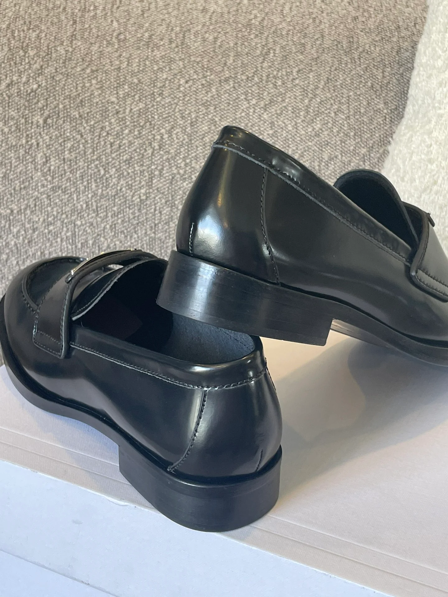 Лоферы Prada 2024 на кожаной подошве - черные