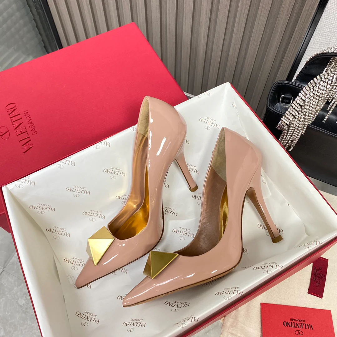 Новинка сезона осень/зима 2022 от Valentino - Туфли на высоком каблуке с фурнитурой, украшенные заклепками - Розовые