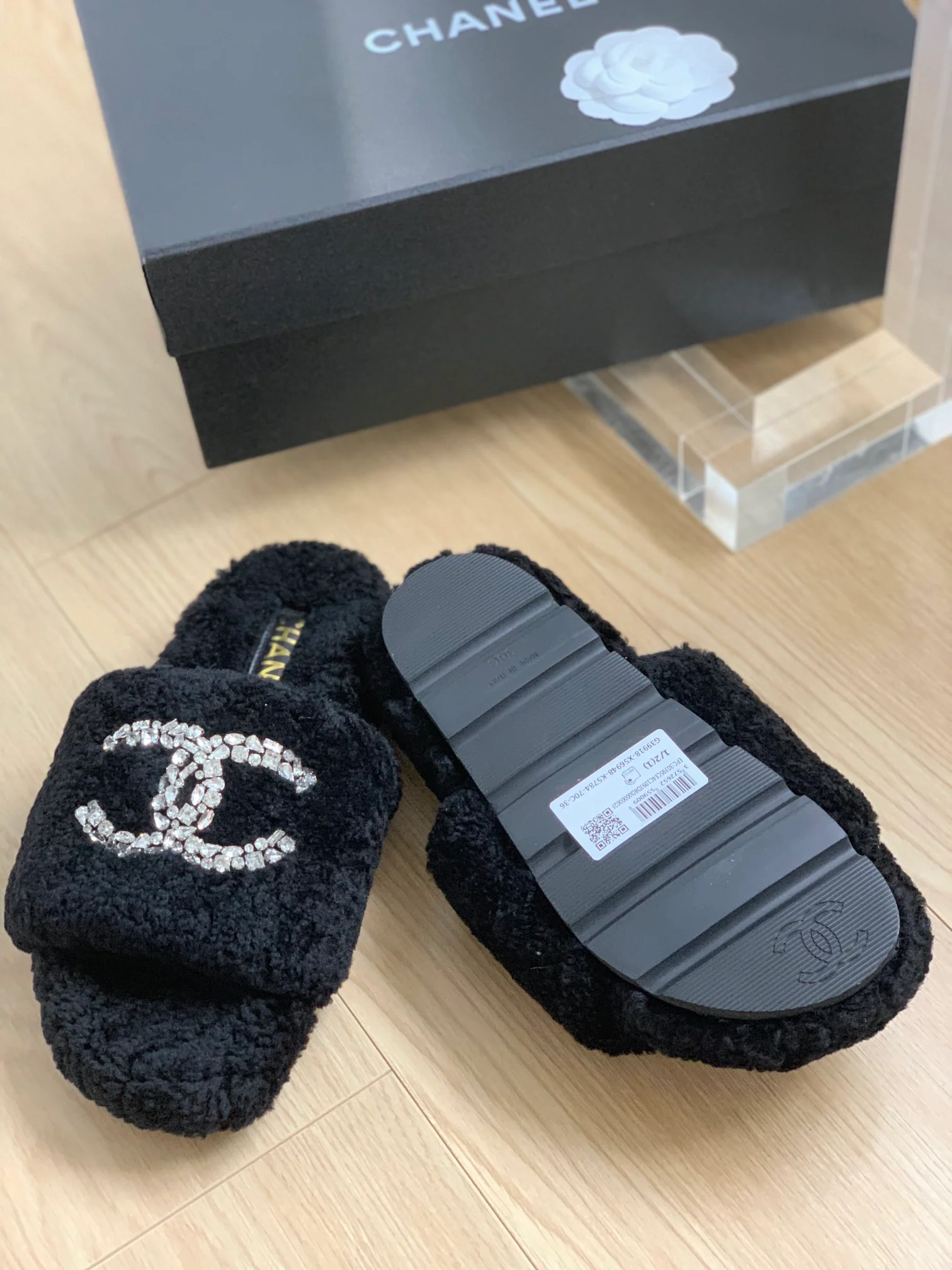 Новинка сезона осень/зима 2023 от Chanel - Домашние тапочки из овечьей шерсти с резиновой подошвой - Черные