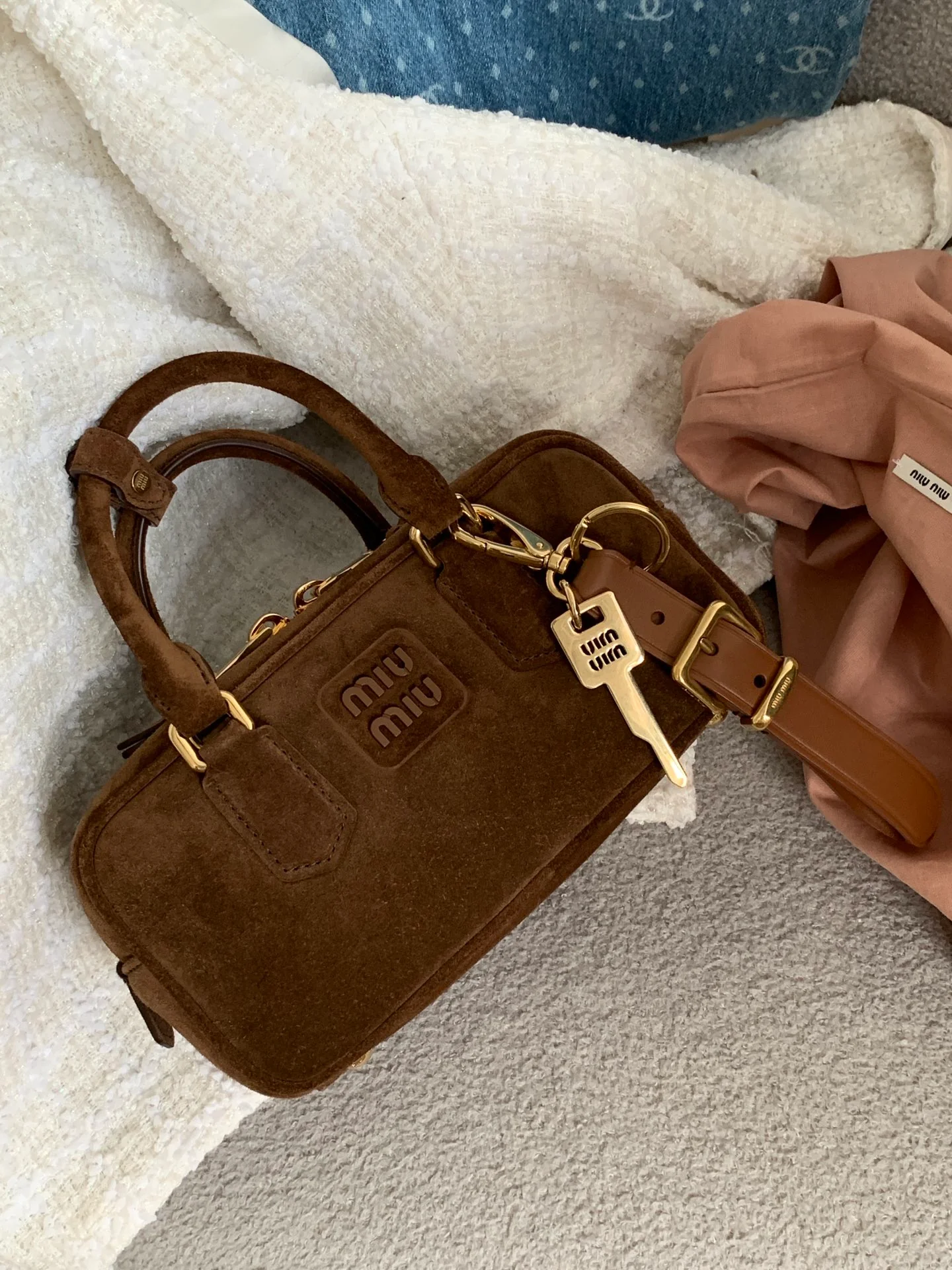 Сумка-боулинг Miu Miu из замши, маленькая, коричневая, излучает роскошь при ношении.