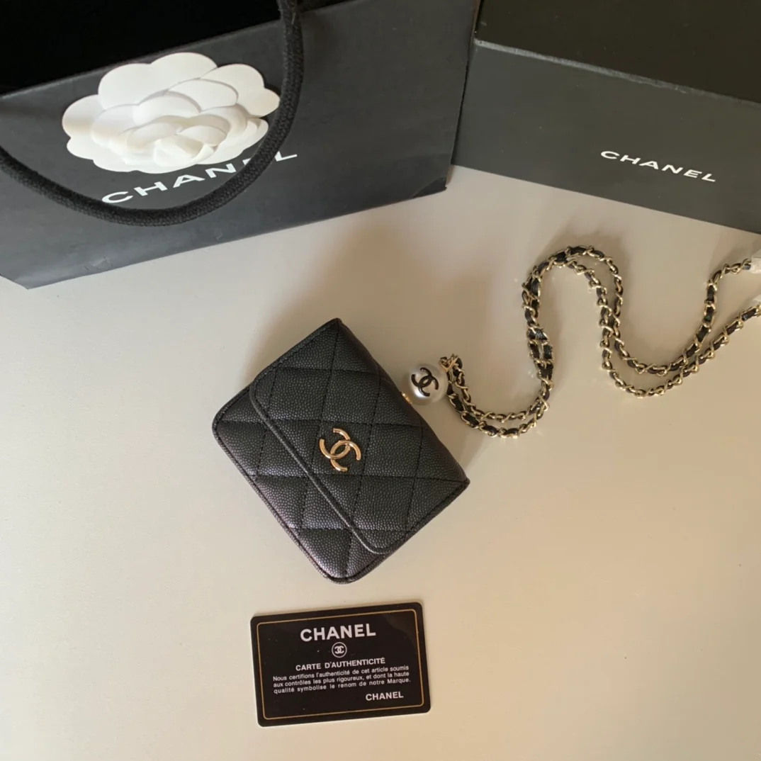 Монетоприемник Chanel с жемчужной цепочкой - 1 шт.