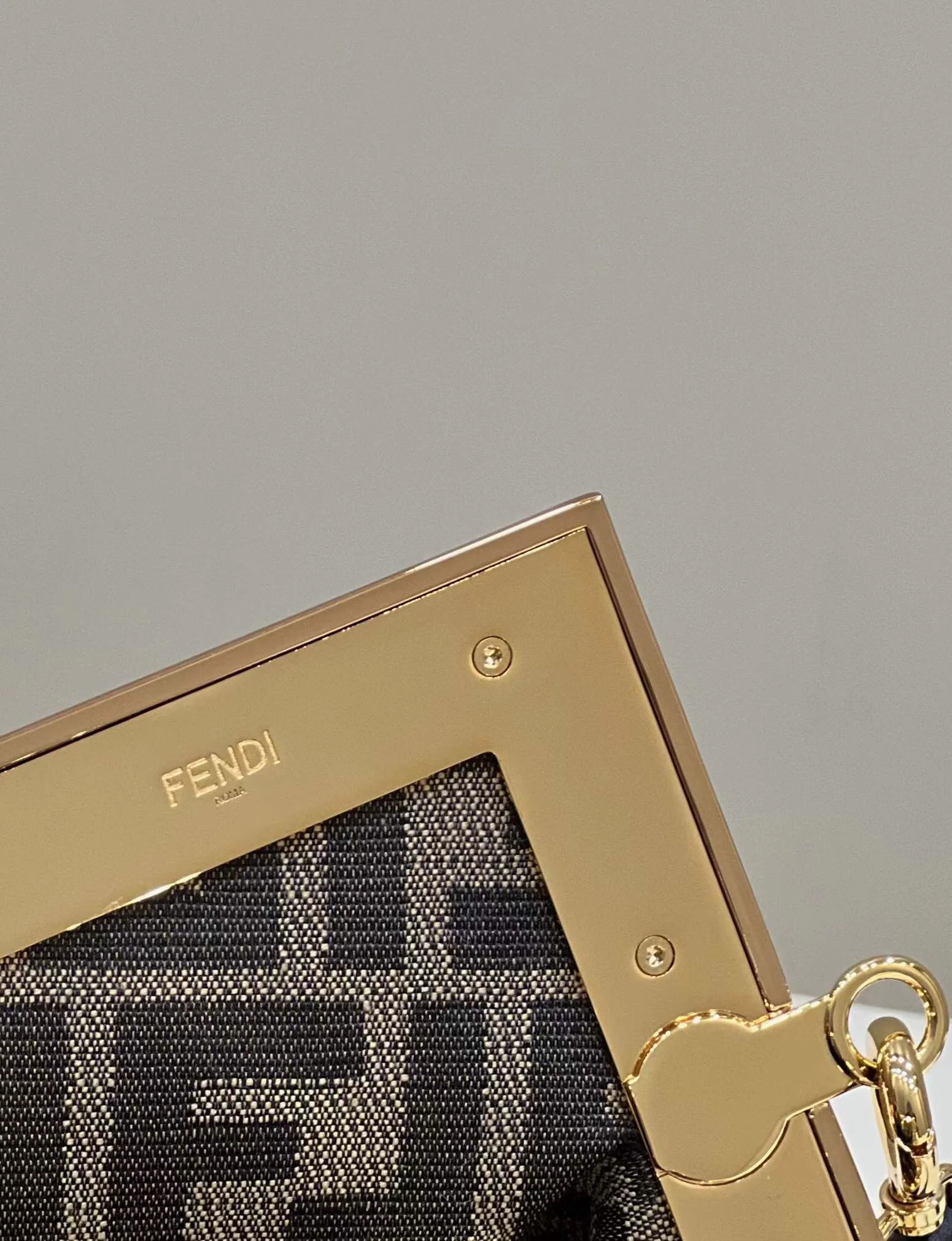 Сумка Fendi First, маленькая, из черной плетеной овечьей кожи.