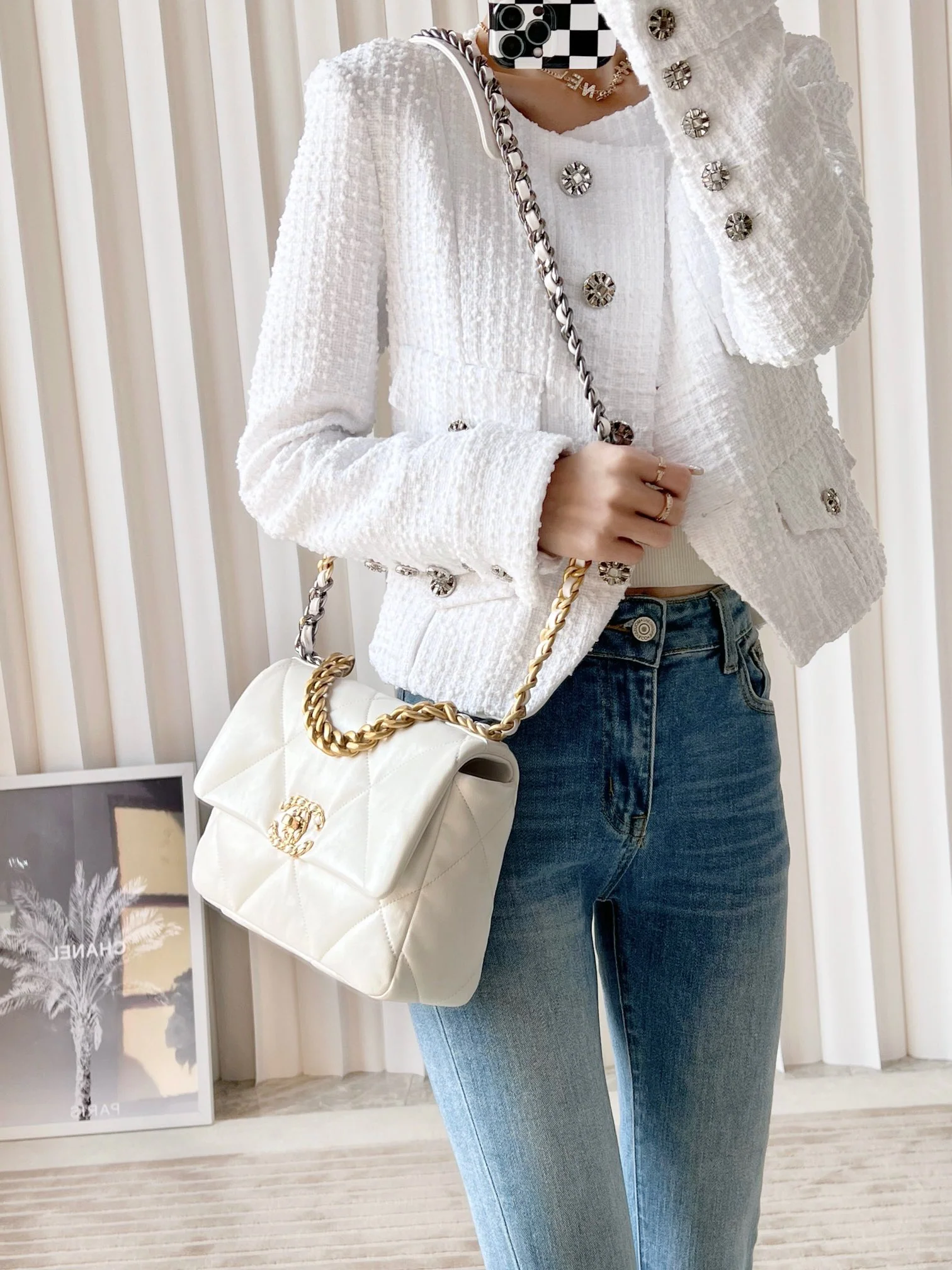 Маленькая сумочка Chanel 19bag - белая.