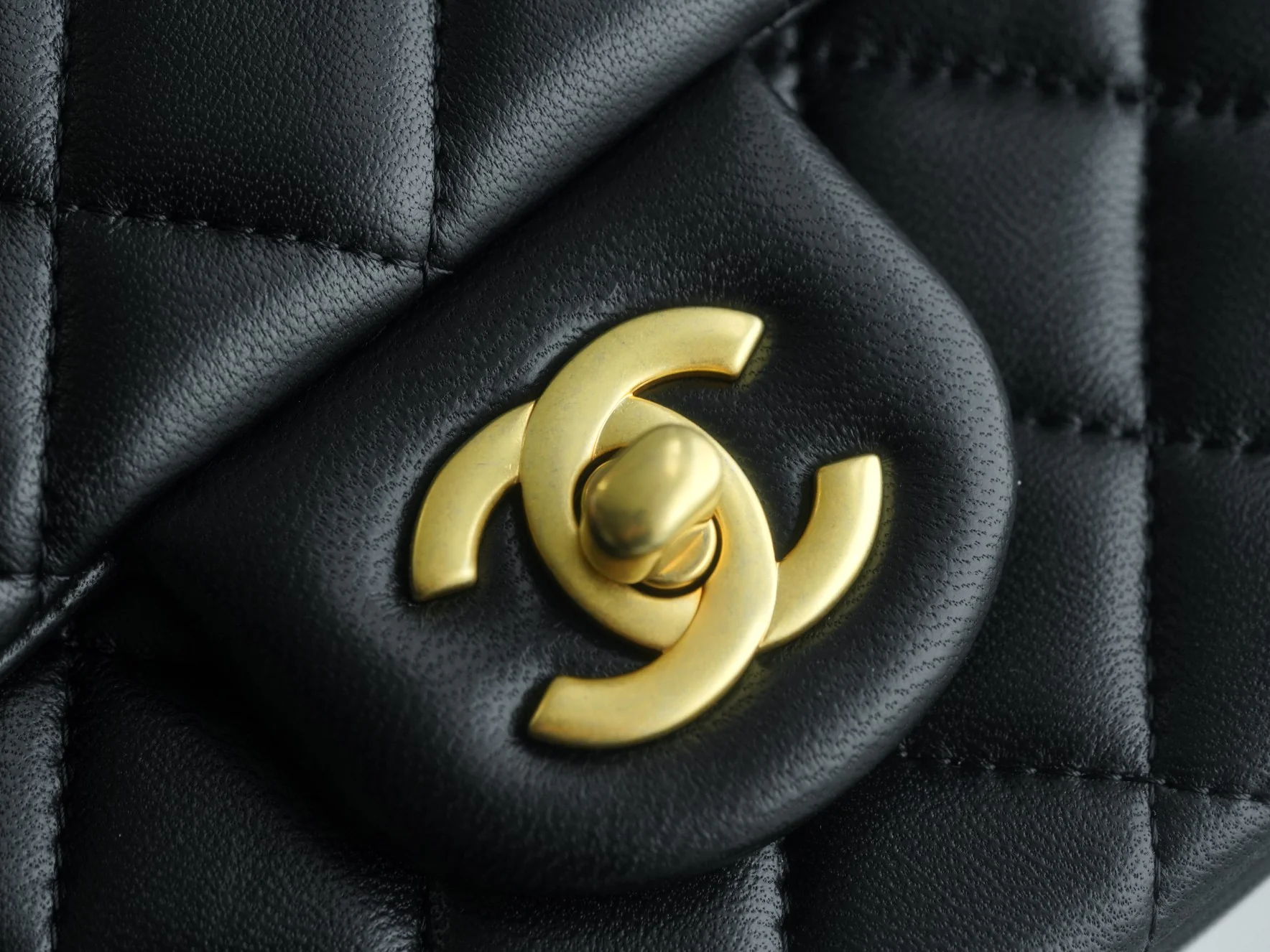 Коллекция Chanel Весна/Лето 2023 - Сумка с регулируемой пряжкой Camellia - CF Flap Bag - Черная - Маленькая