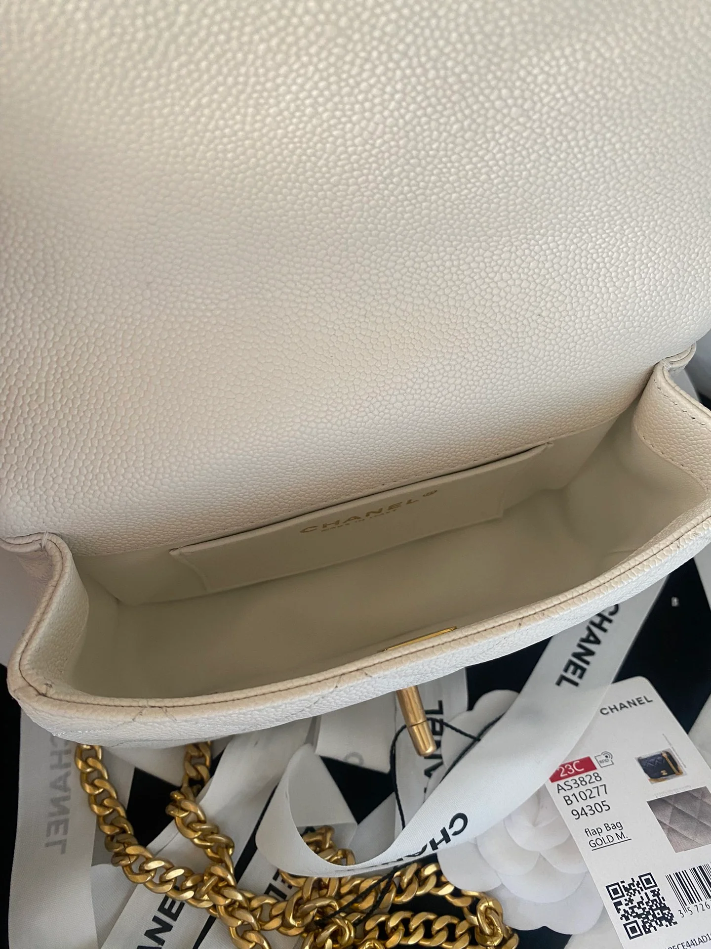 Новинка сезона весна/лето 2023 от Chanel - Миниатюрная квадратная сумка Fat Bag - Дизайн в виде сердца - Белая