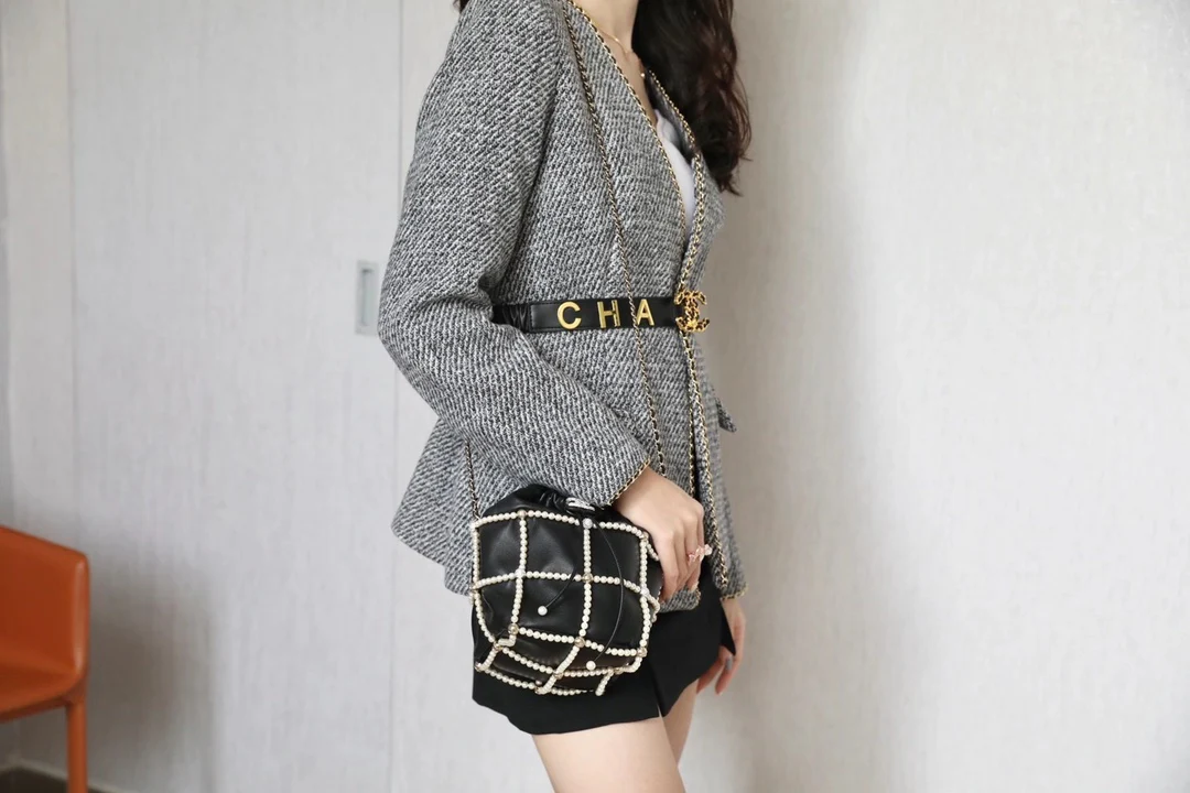 Сумка-ведро Chanel с жемчужным декором на завязках