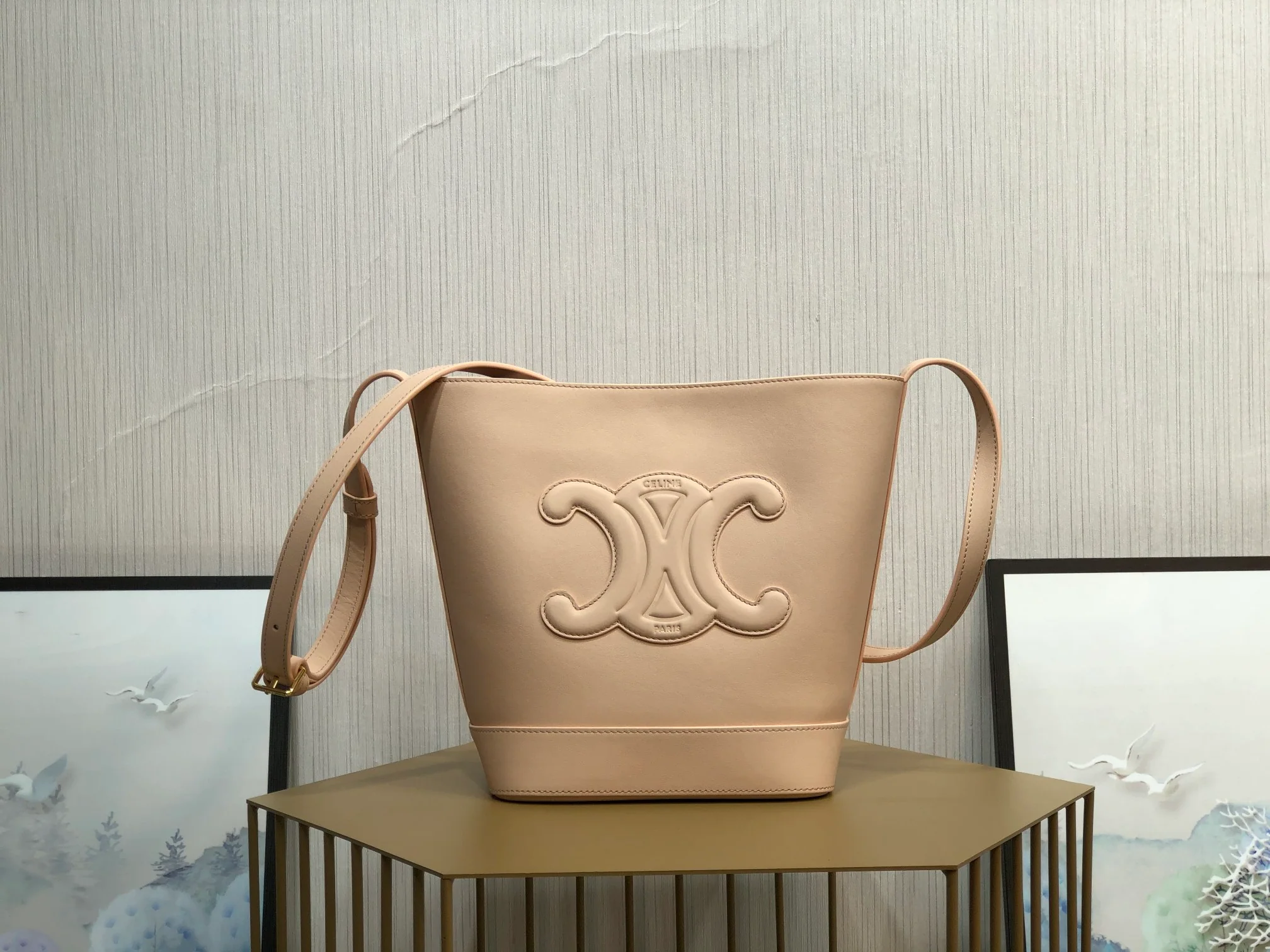 Новинка сезона весна/лето 2022 от Celine - Маленькая кожаная сумка-ведро Cuir Triomphe - 2 шт.