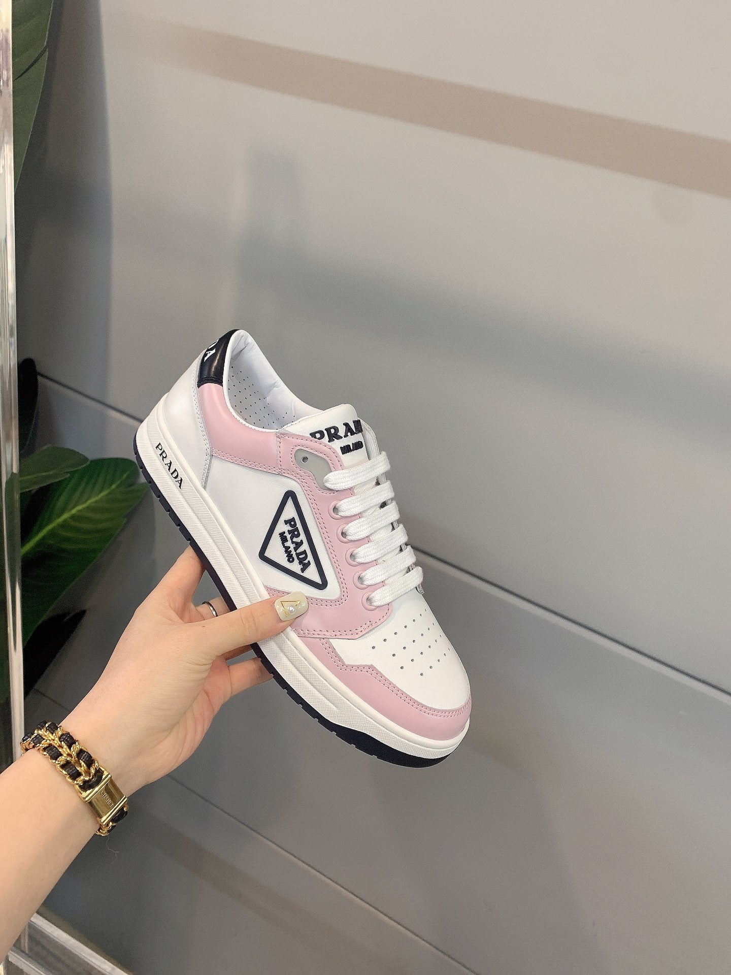 Белые кроссовки Prada, повседневная обувь - 1