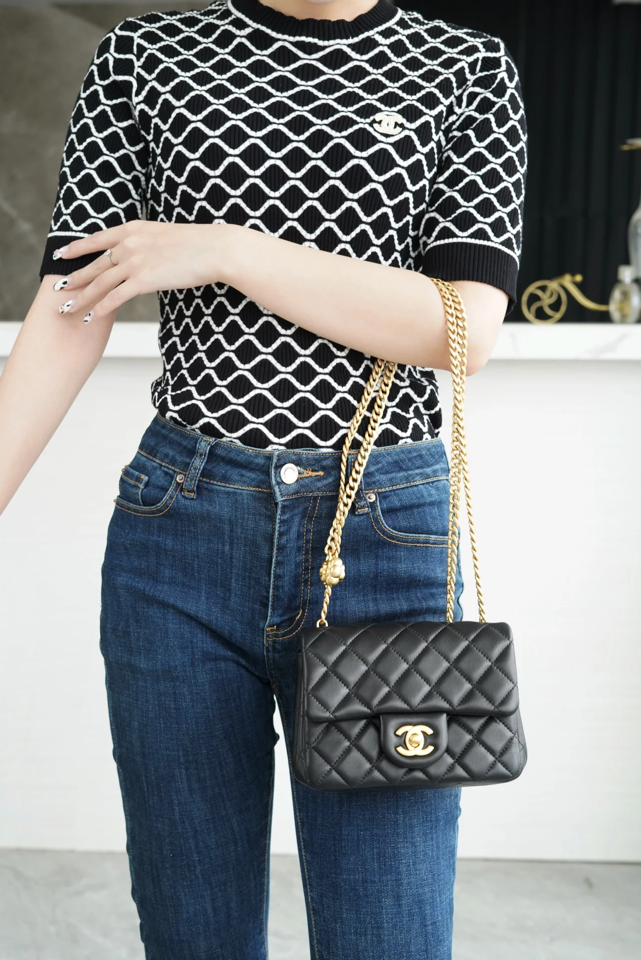 Пряжка Chanel 23 в стиле ?Камелия? — черная.