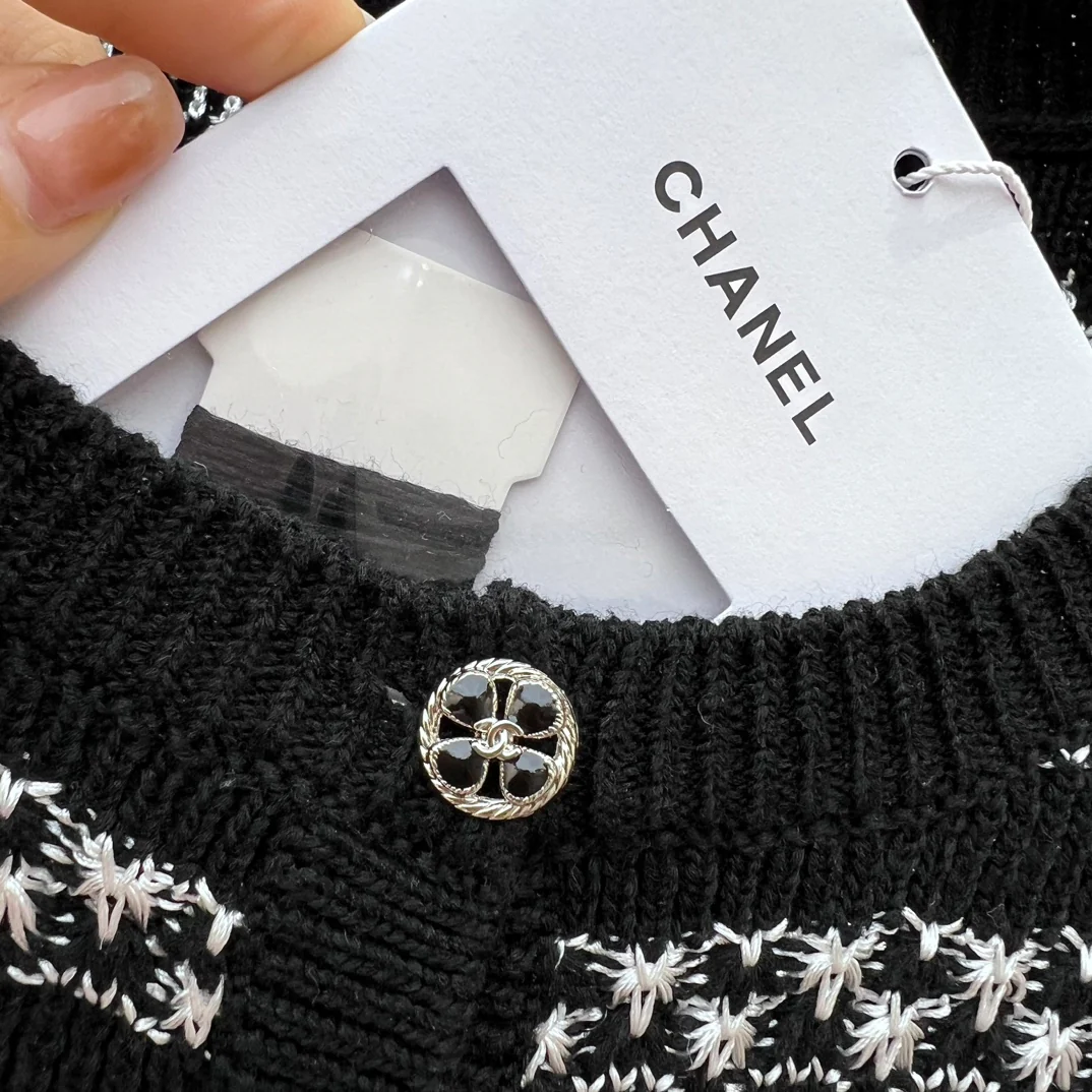 Вязаный топ Chanel 2403 из специальной пряжи с короткими рукавами - черный