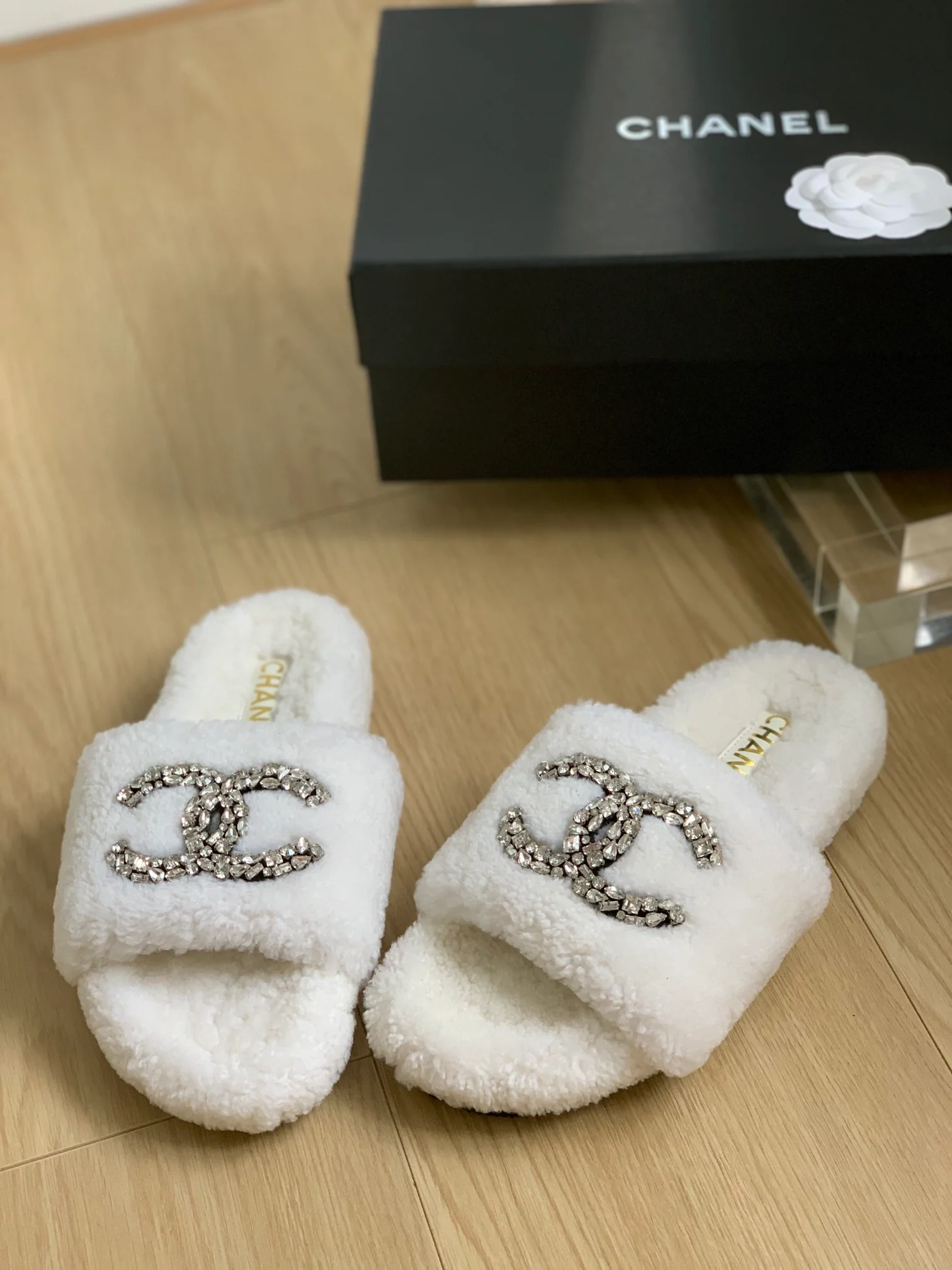 Новинка сезона осень/зима 2023 от Chanel - Домашние тапочки из овечьей шерсти с резиновой подошвой - Белые