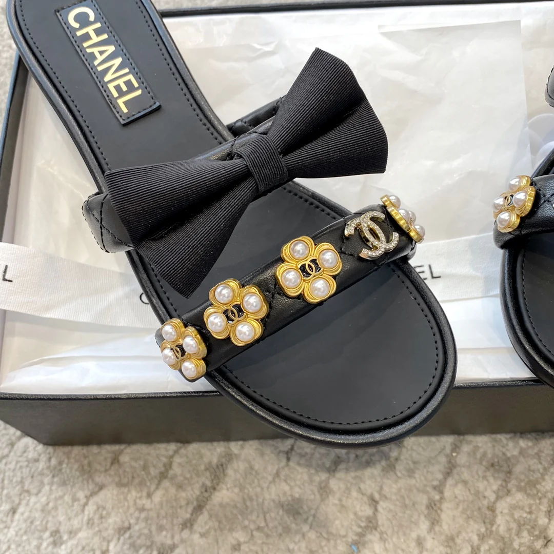 Новинка сезона весна/лето 2023 от Chanel - Тапочки с жемчужным бантом - Черные
