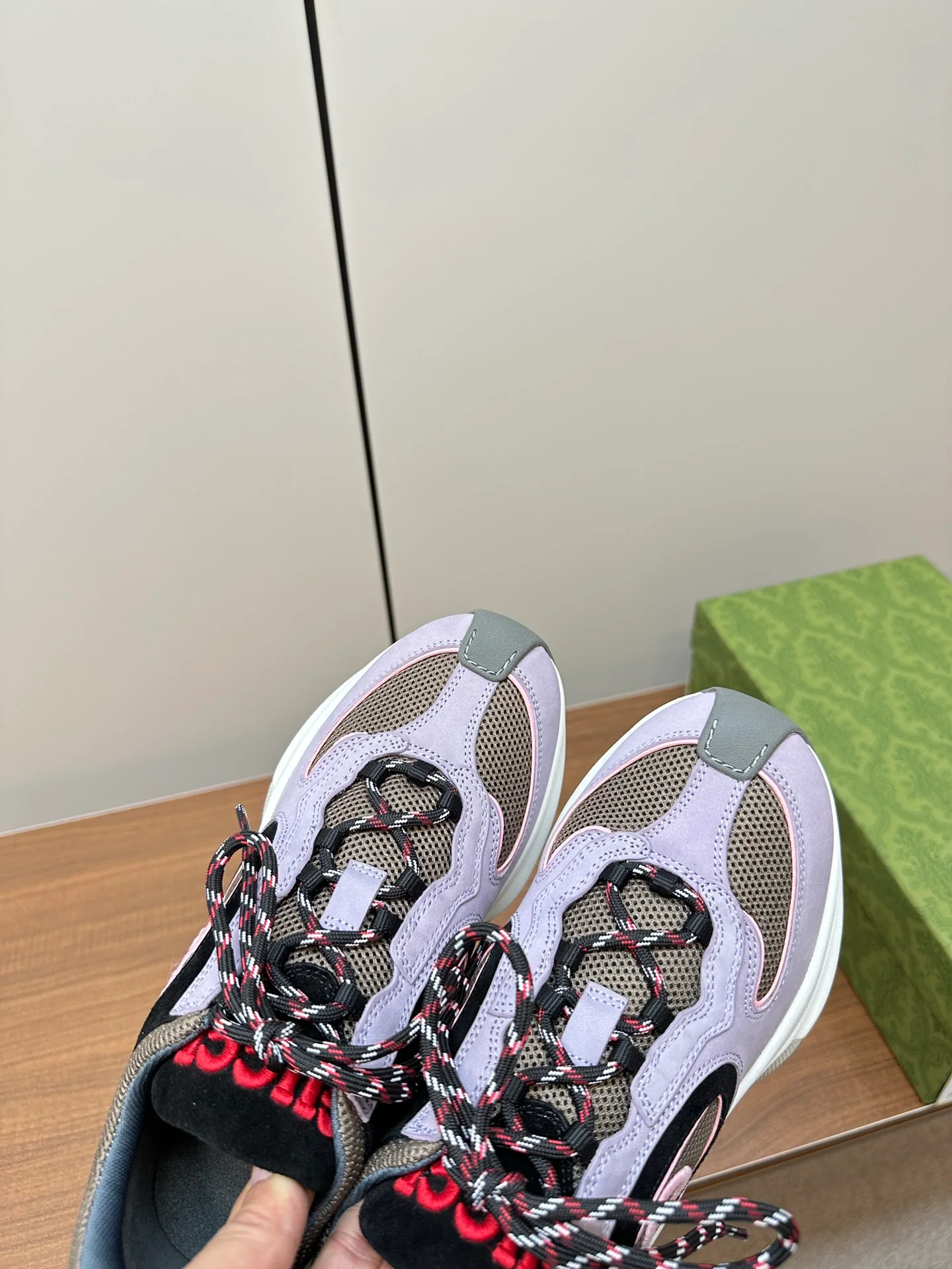 Новинка осенне-зимней коллекции Gucci 2023 — Кроссовки из однотонного вязаного кроя — Унисекс — Лилово-фиолетовый