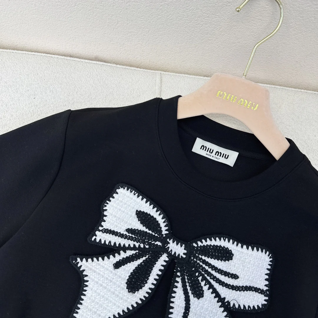 Miu Miu - 2404-24ss Весна/Лето Новинка Платье с короткими рукавами и вышивкой бантом - Черное