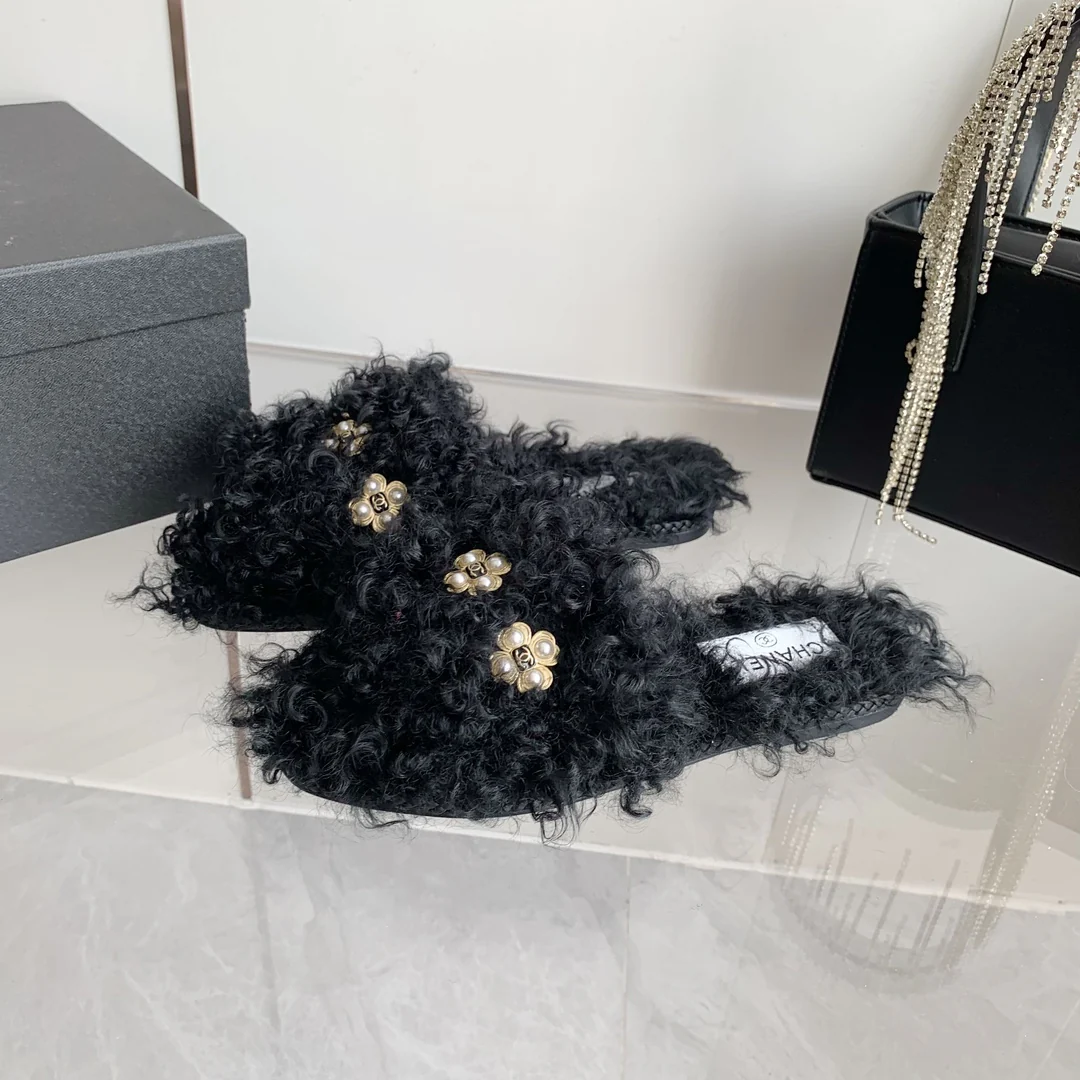 Новинка сезона осень/зима 2023 от Chanel - тапочки из овечьей шерсти