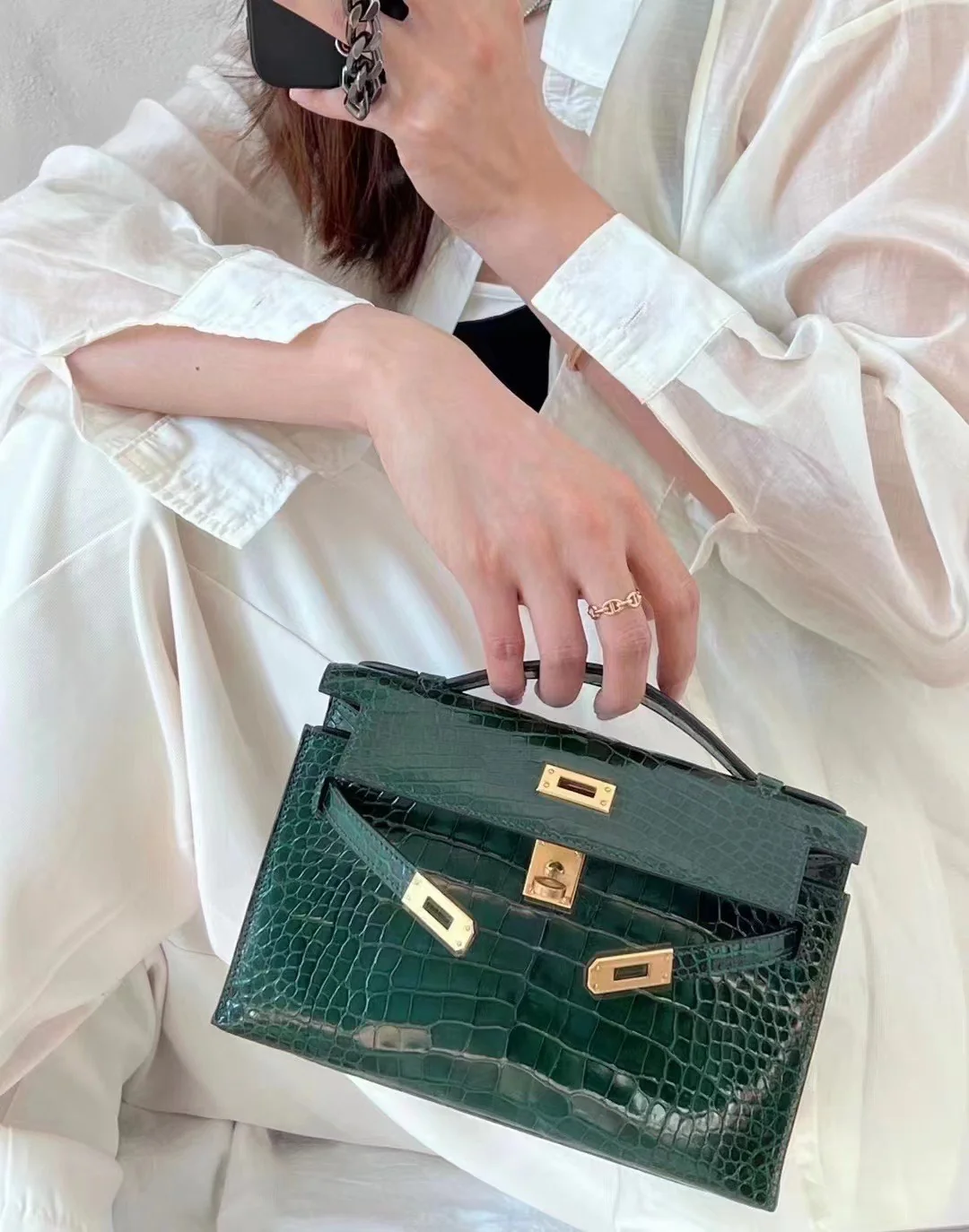 Миниатюрная сумка Hermes Kelly 1-го поколения из кожи аллигатора с изумрудно-золотой фурнитурой.