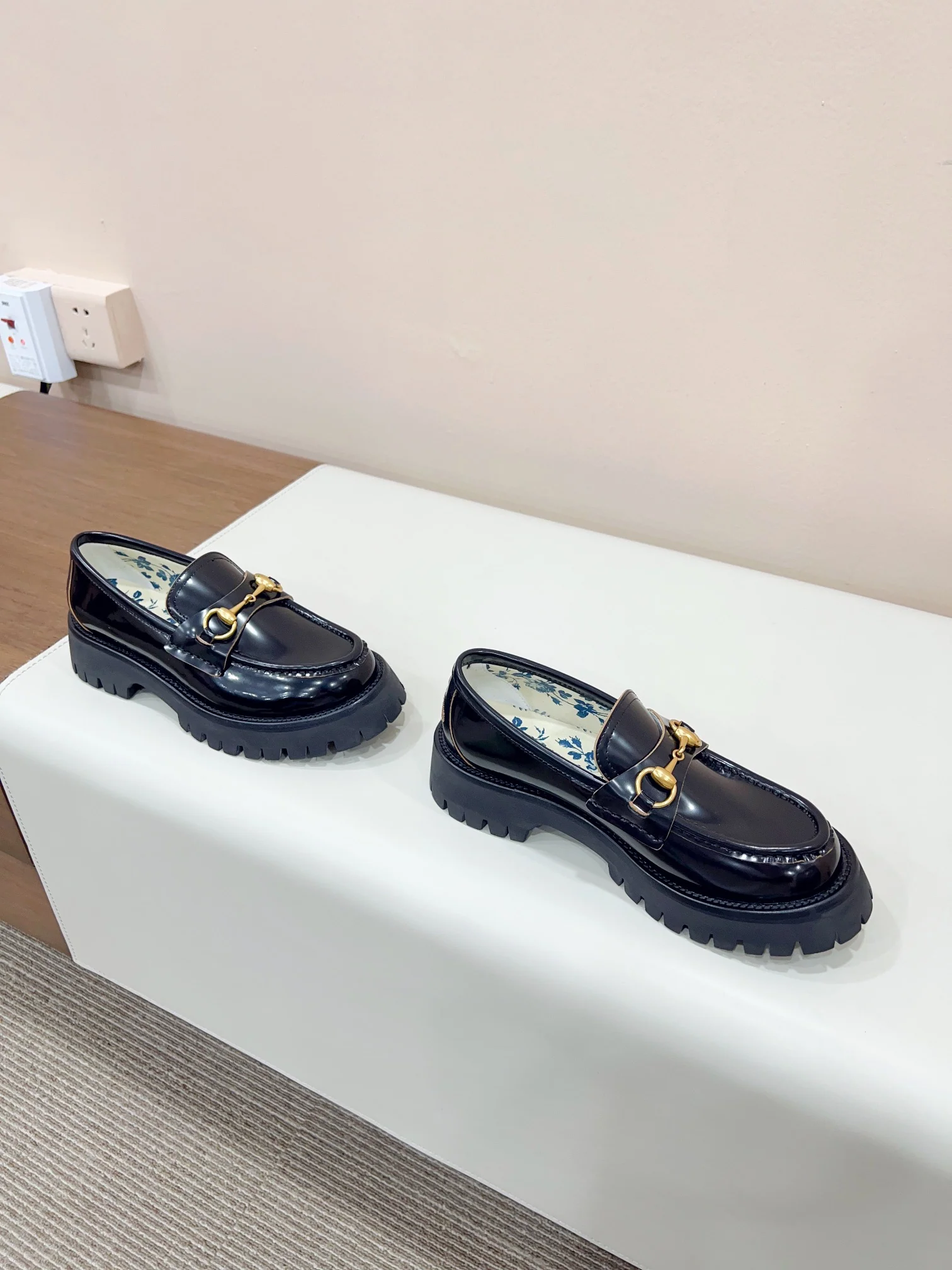 Новинка сезона осень/зима 2023 от Gucci - Лоферы - Глянцевый черный