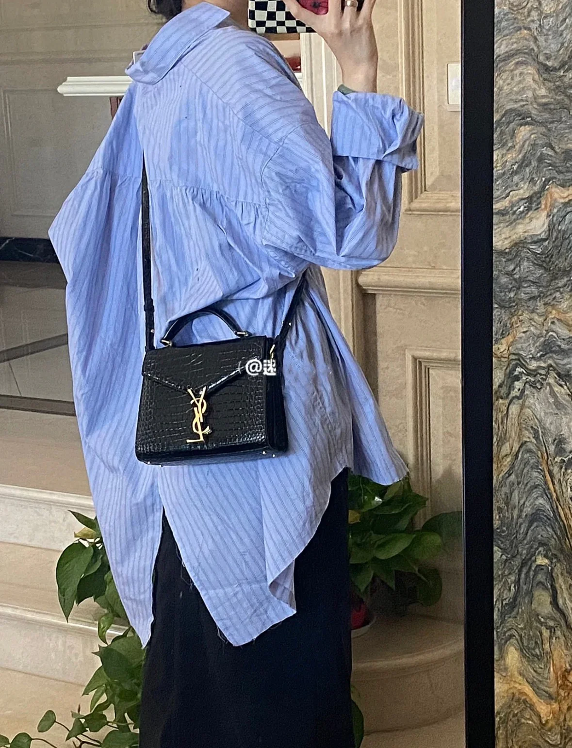 YSL Cassandra 20 см, маленький размер, крокодиловая кожа, черный цвет - на фото.