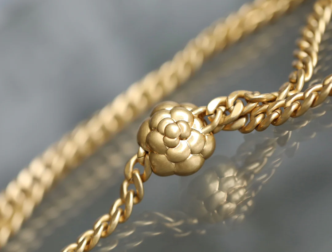 Весенняя коллекция Chanel 2023 - Регулируемая пряжка Camellia WOC - Овечья кожа - Черный - 19 см