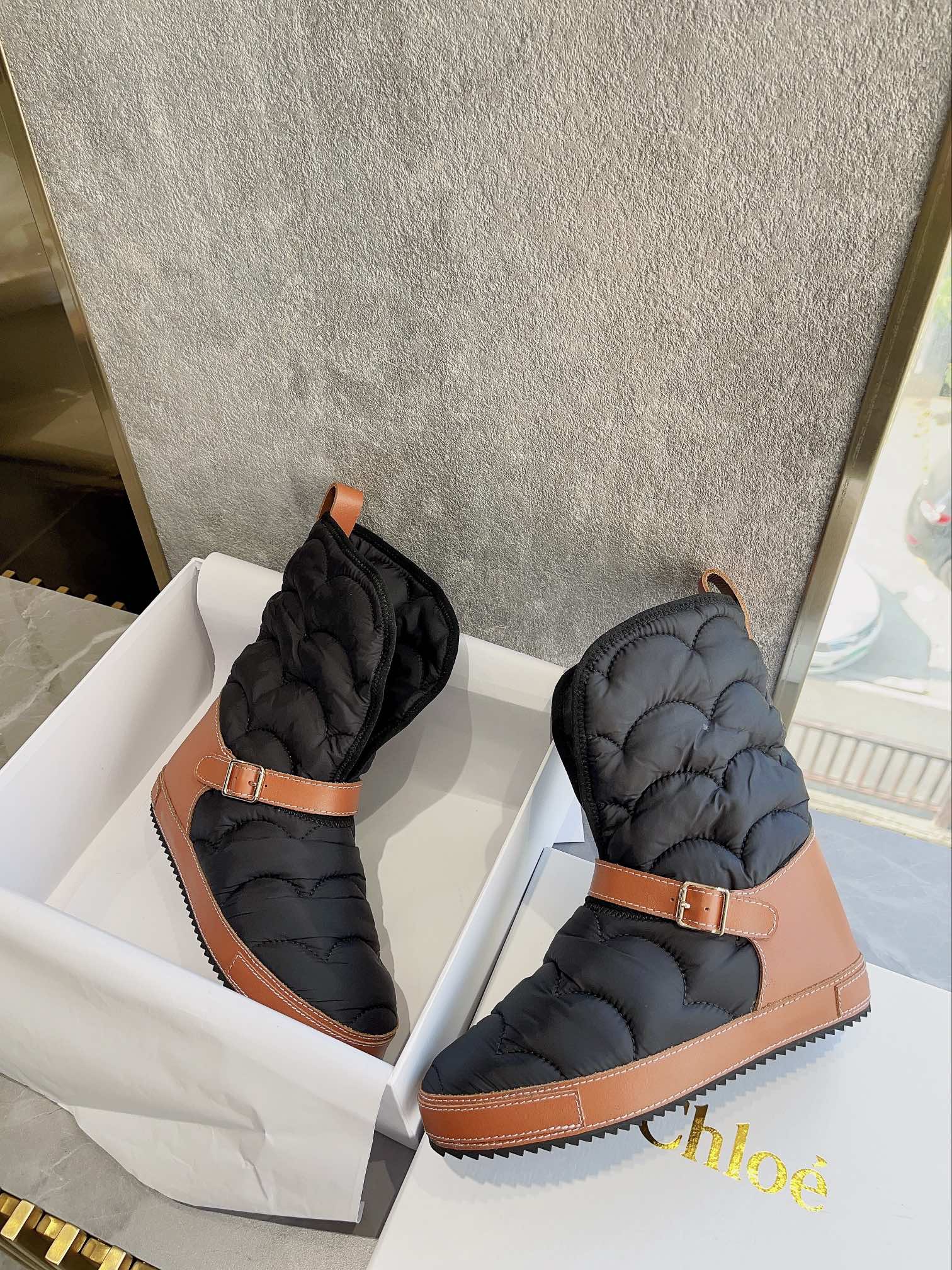 Весенняя коллекция Chloe 2022 — Пуховые зимние сапоги — Черные