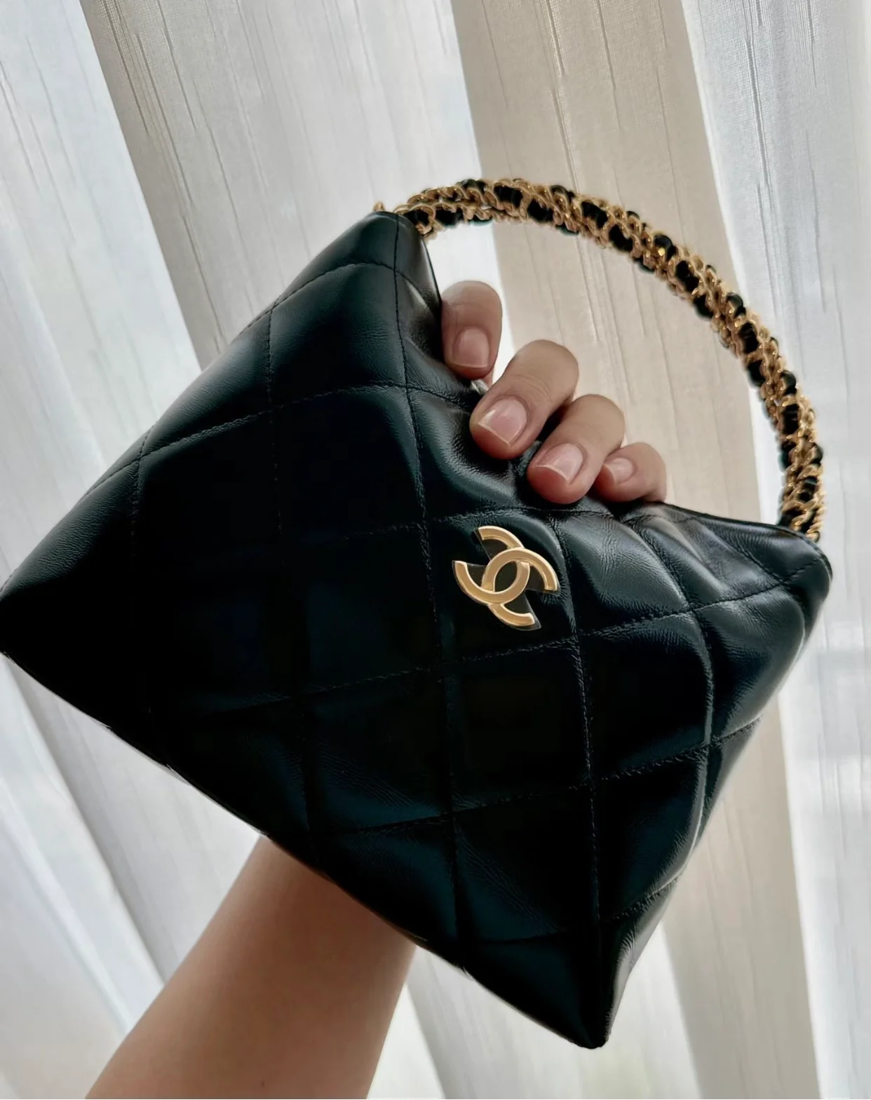 Сумка-хобо Chanel с витой ручкой - черная