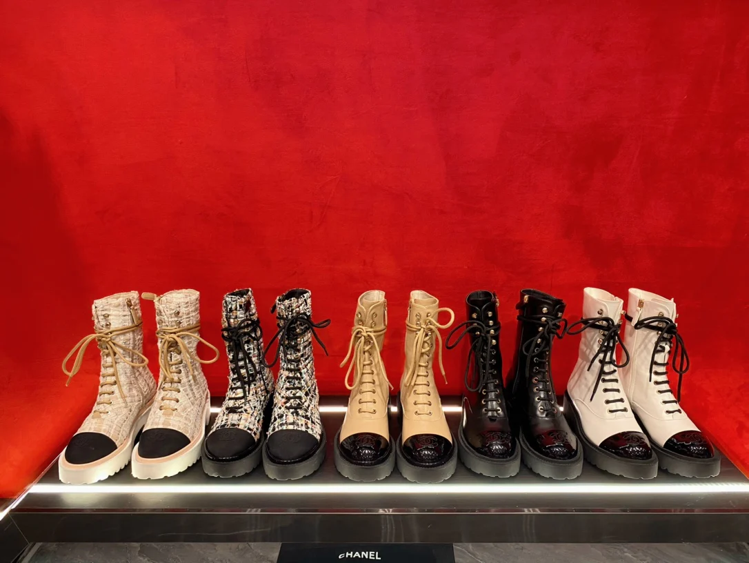 Новые поступления коллекции Chanel осень/зима 2022 — Ботинки Dr. Martens на платформе — Изображение коллекции — 5 см