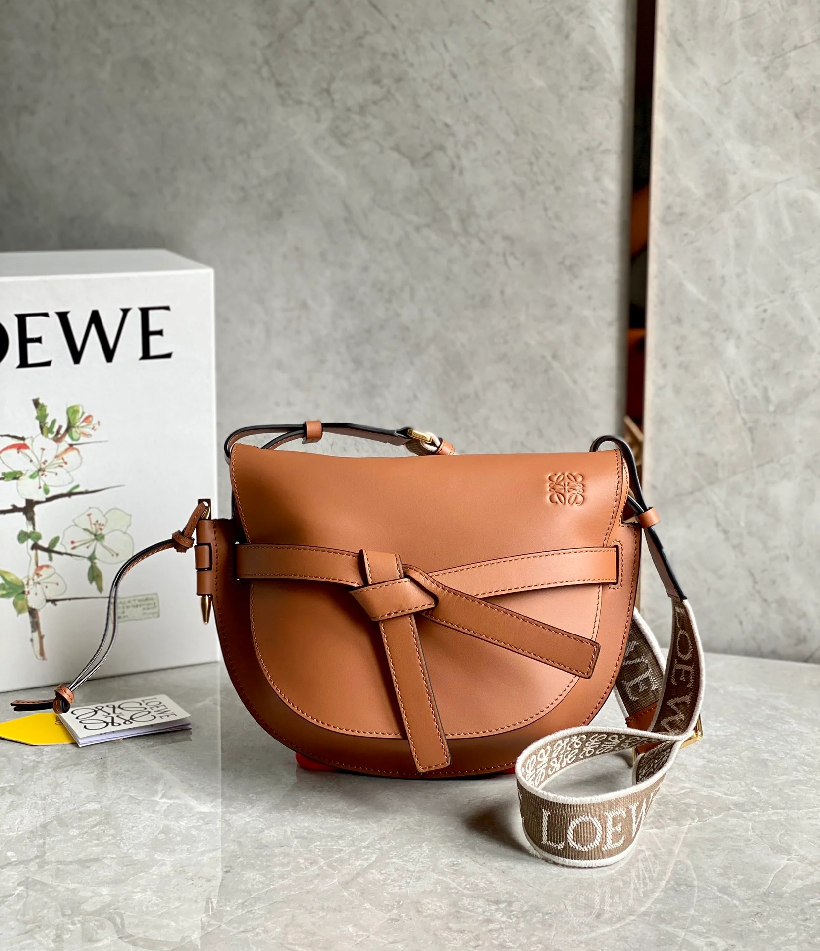 Ремешок для плеча Loewe Gate Small 20x19x11,5 см с надписью.