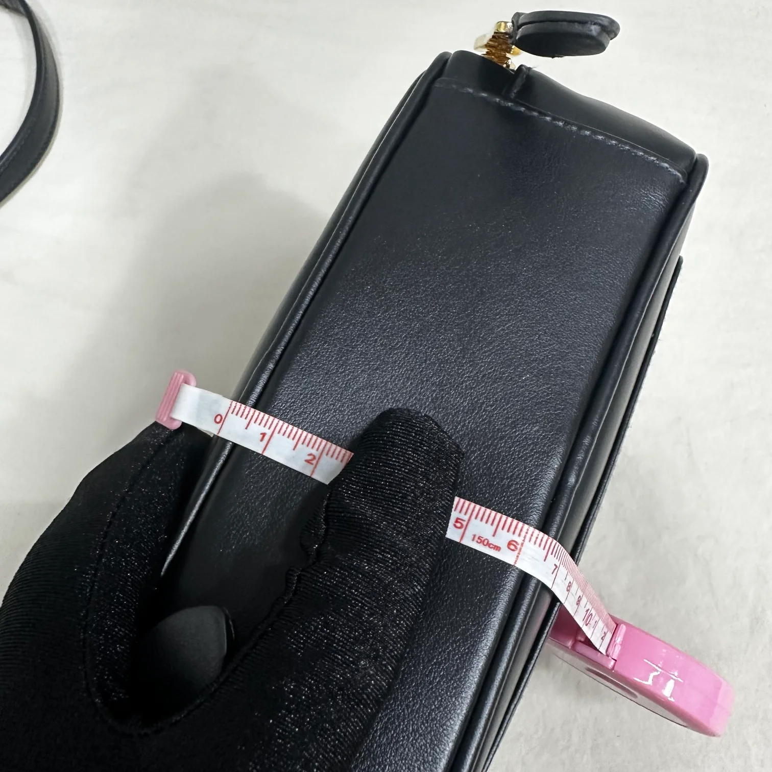 Сумка/кроссбоди для фотоаппарата Miu Miu из осенне-зимней коллекции - полностью кожаная, черная.