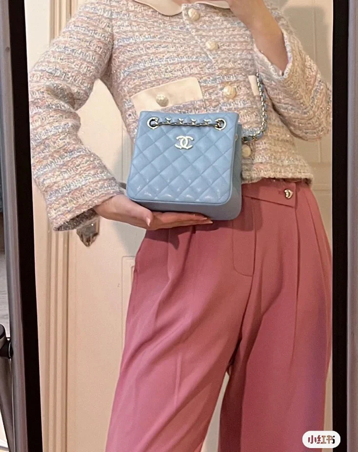 Новая сумка-тоут Chanel весна/лето 2022 — фотографии в действии.