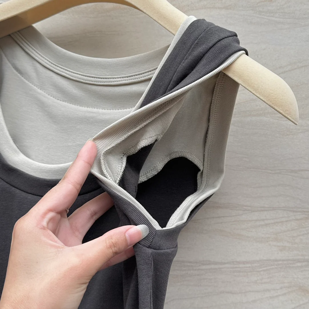 Новинка сезона весна/лето 2024 от Miu Miu: многослойный, культовый универсальный жилет — серый.