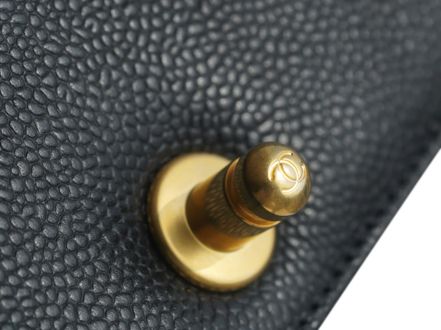 Часы Chanel Le Boy из коллекции Le Boy - из черной кожи личи с винтажной золотой пряжкой - 25 см