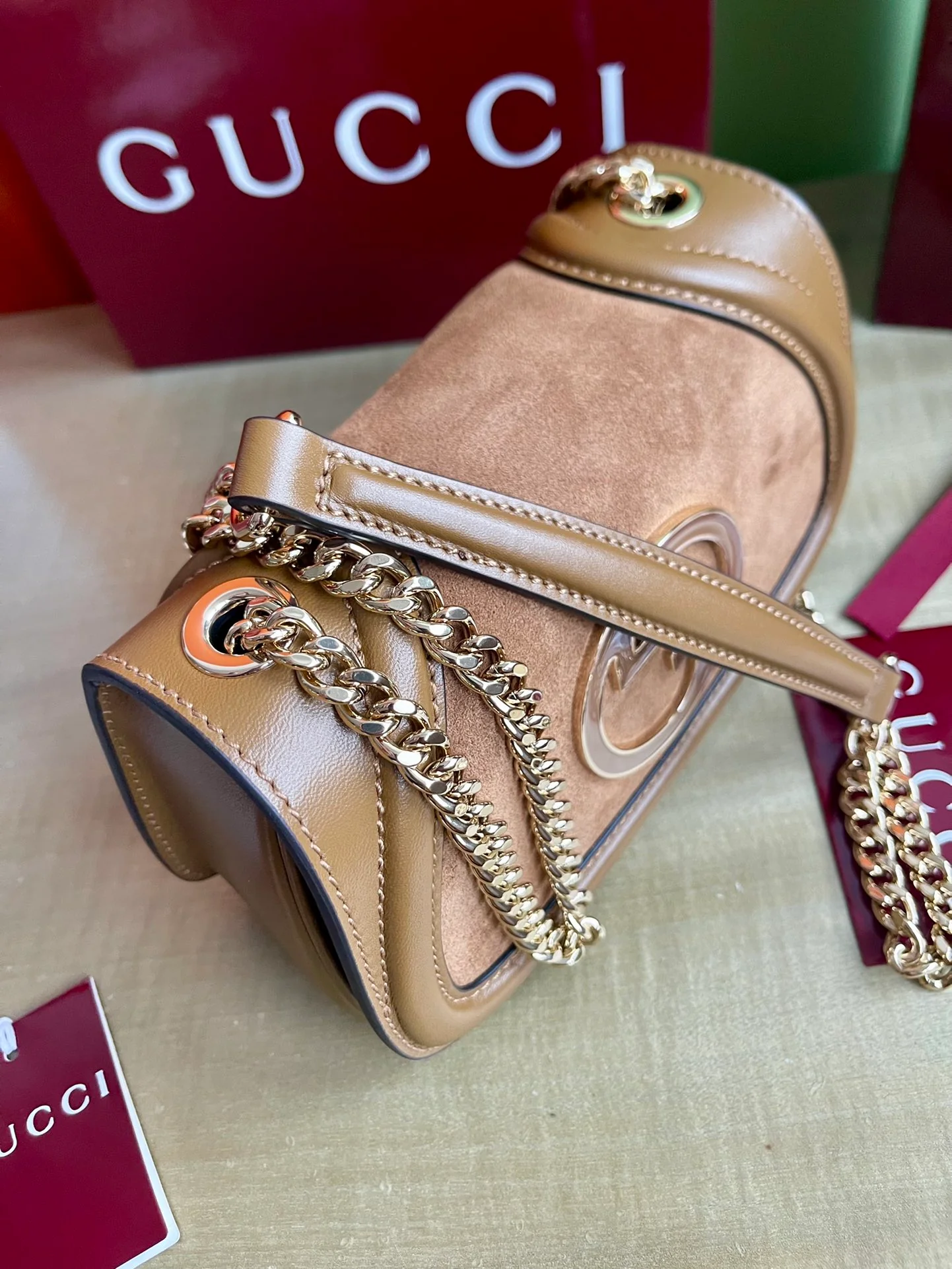 Ремешок на плечо Gucci 2025 из замши и кожи с золотой цепочкой - коричневый